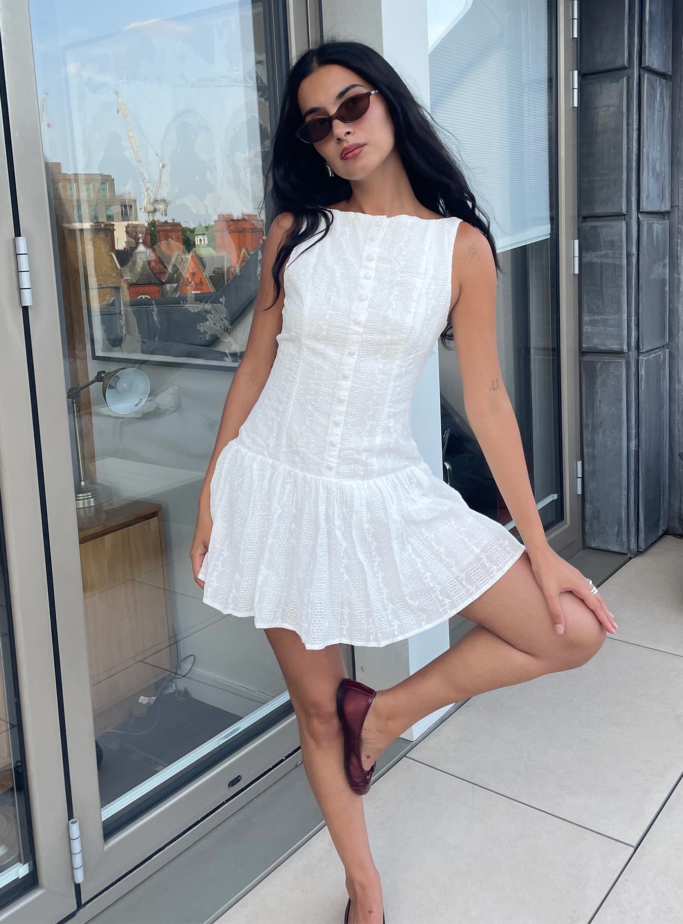 Beyaz Nakışlı Mini Elbise - Daha Tatlı Görünüm