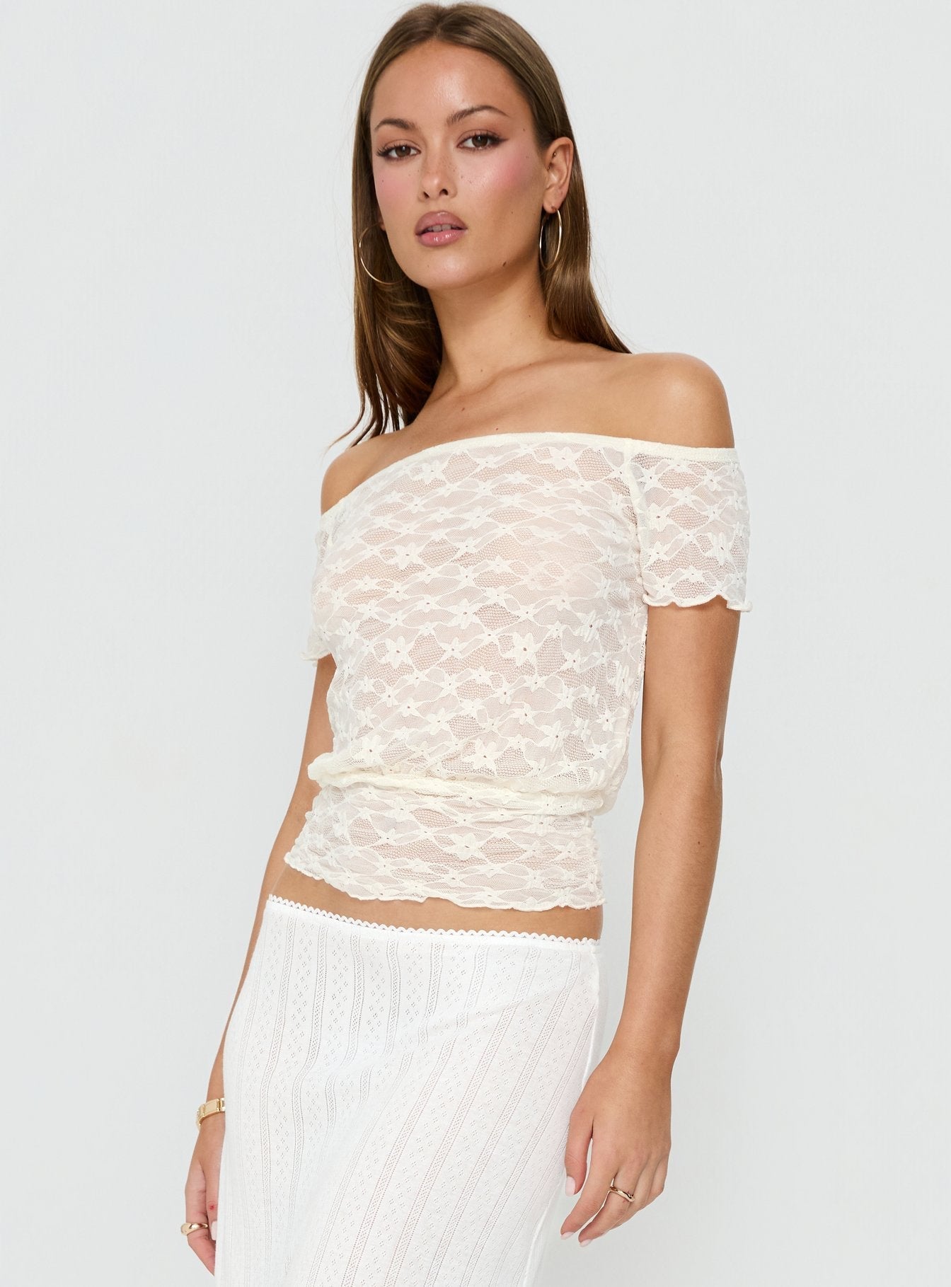 Korrine Dantel Detaylı Krem Off-Shoulder Bluz