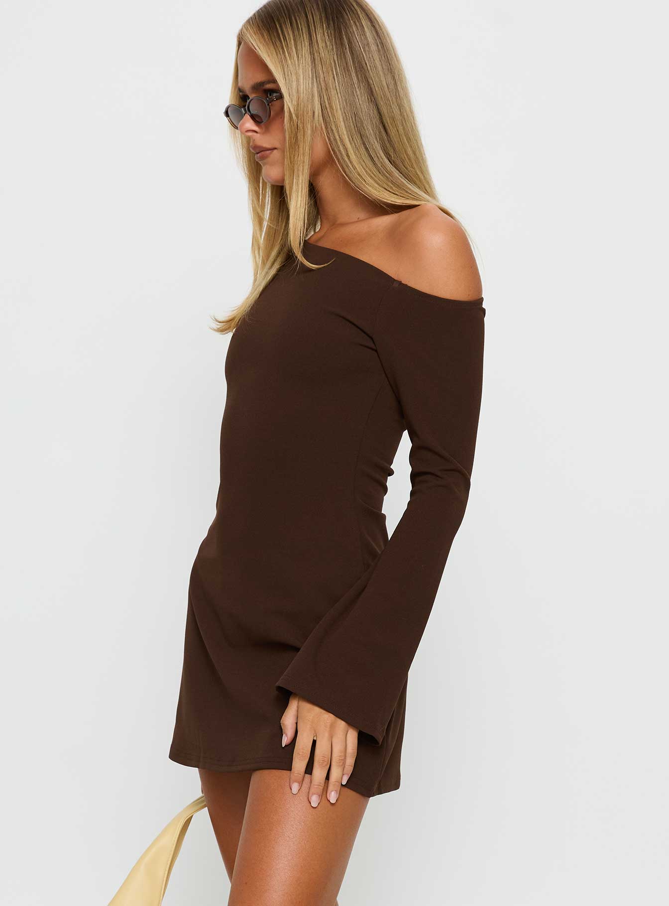 Adrietta Kahverengi Off-Shoulder Uzun Kollu Mini Elbise