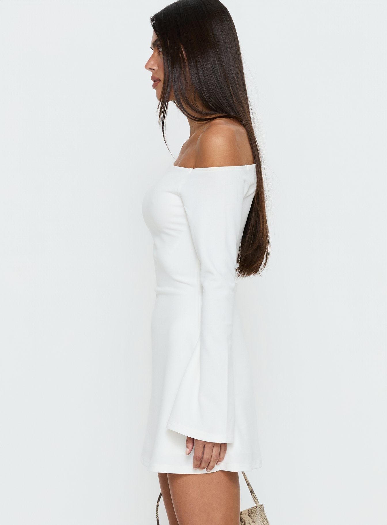 Adrietta Beyaz Uzun Kollu Off Shoulder Mini Elbise