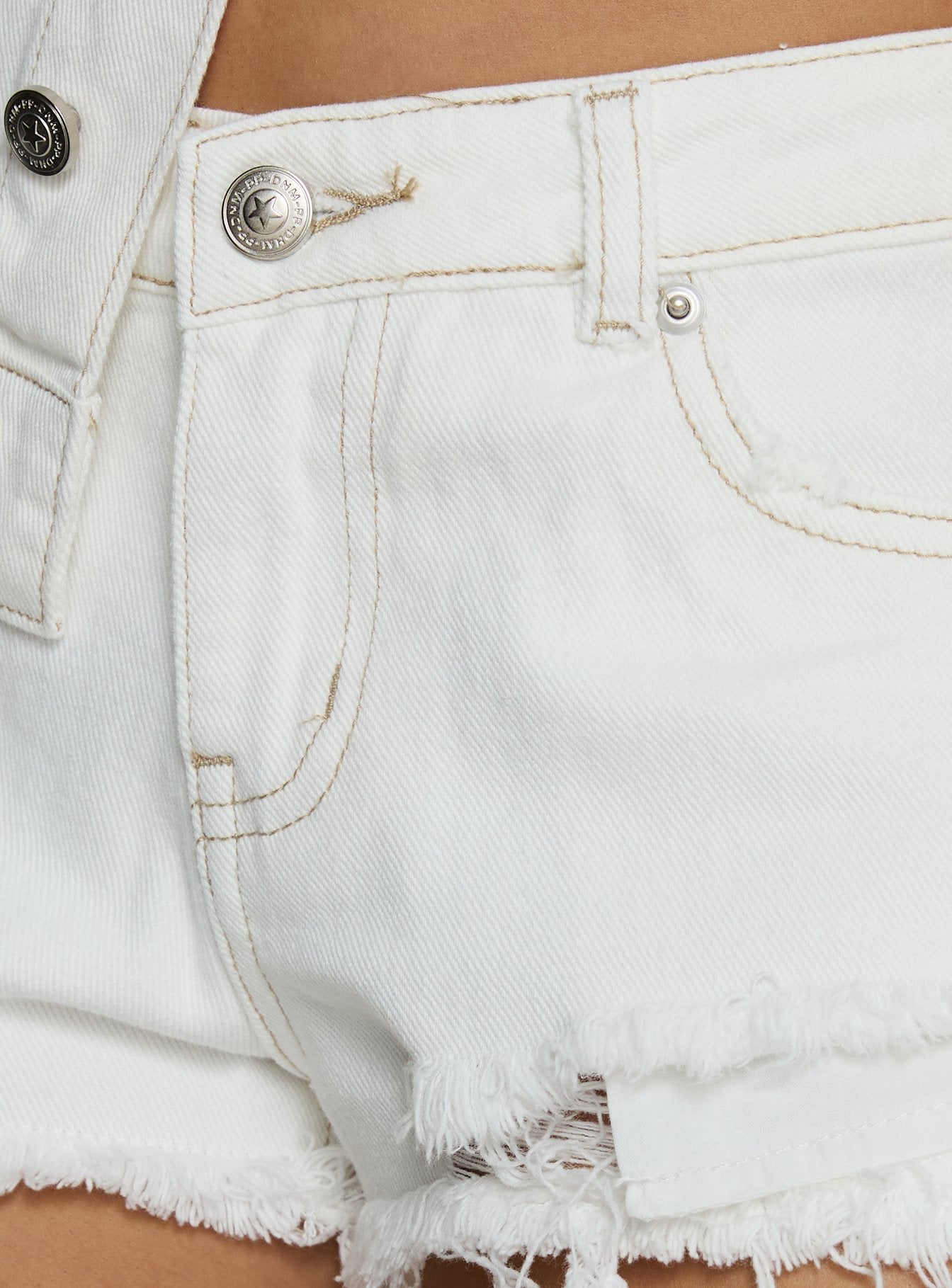 Posse Beyaz Mikro Denim Yıpranmış Şort