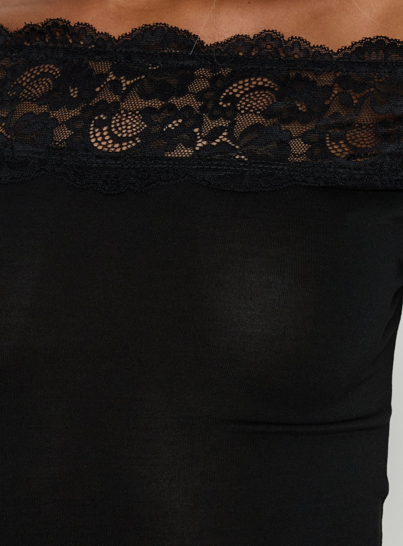 Breiann Dantel Off-Shoulder Siyah Kısa Kol Bluz