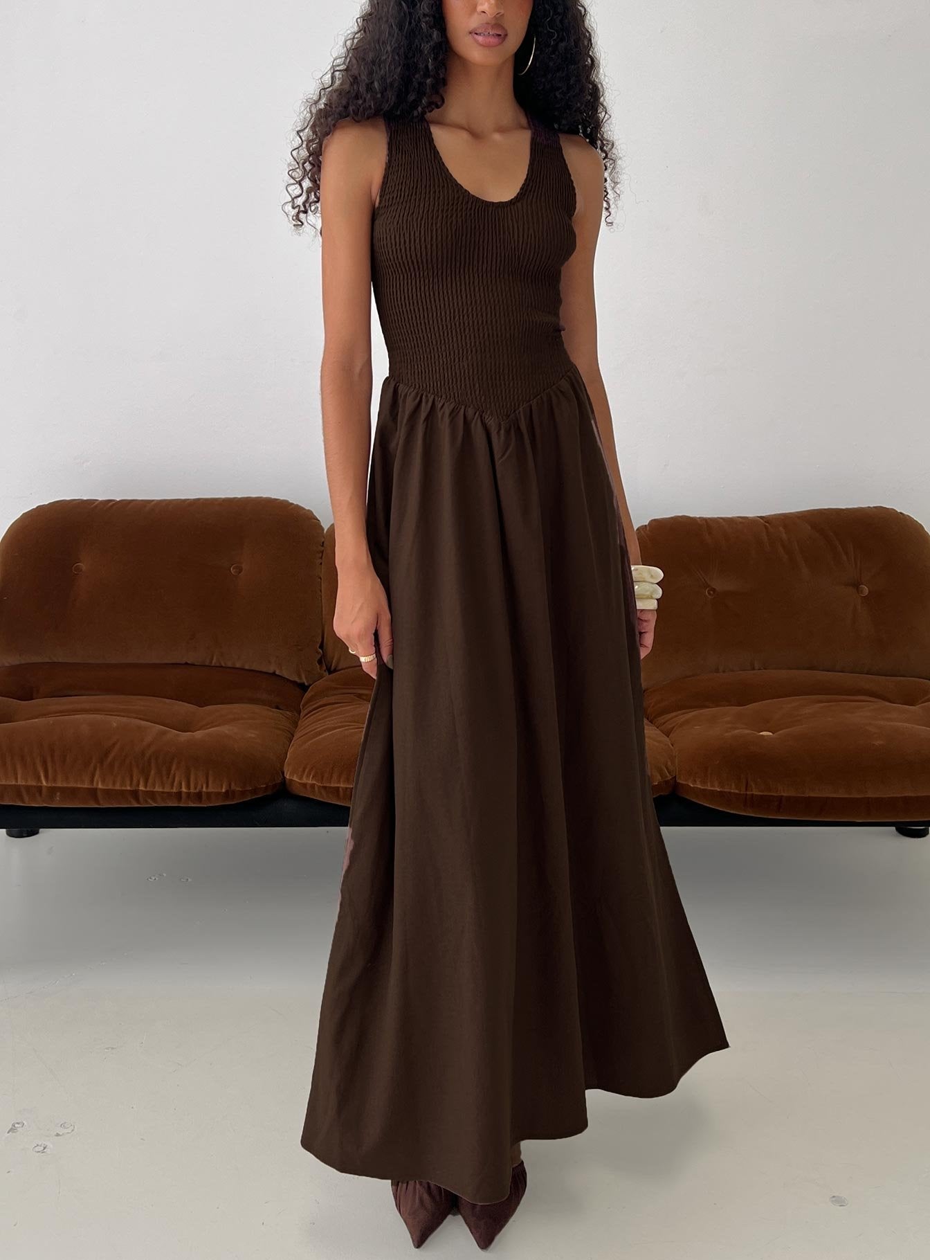 Çikolata Pileli Düşük Bel Maxi Elbise