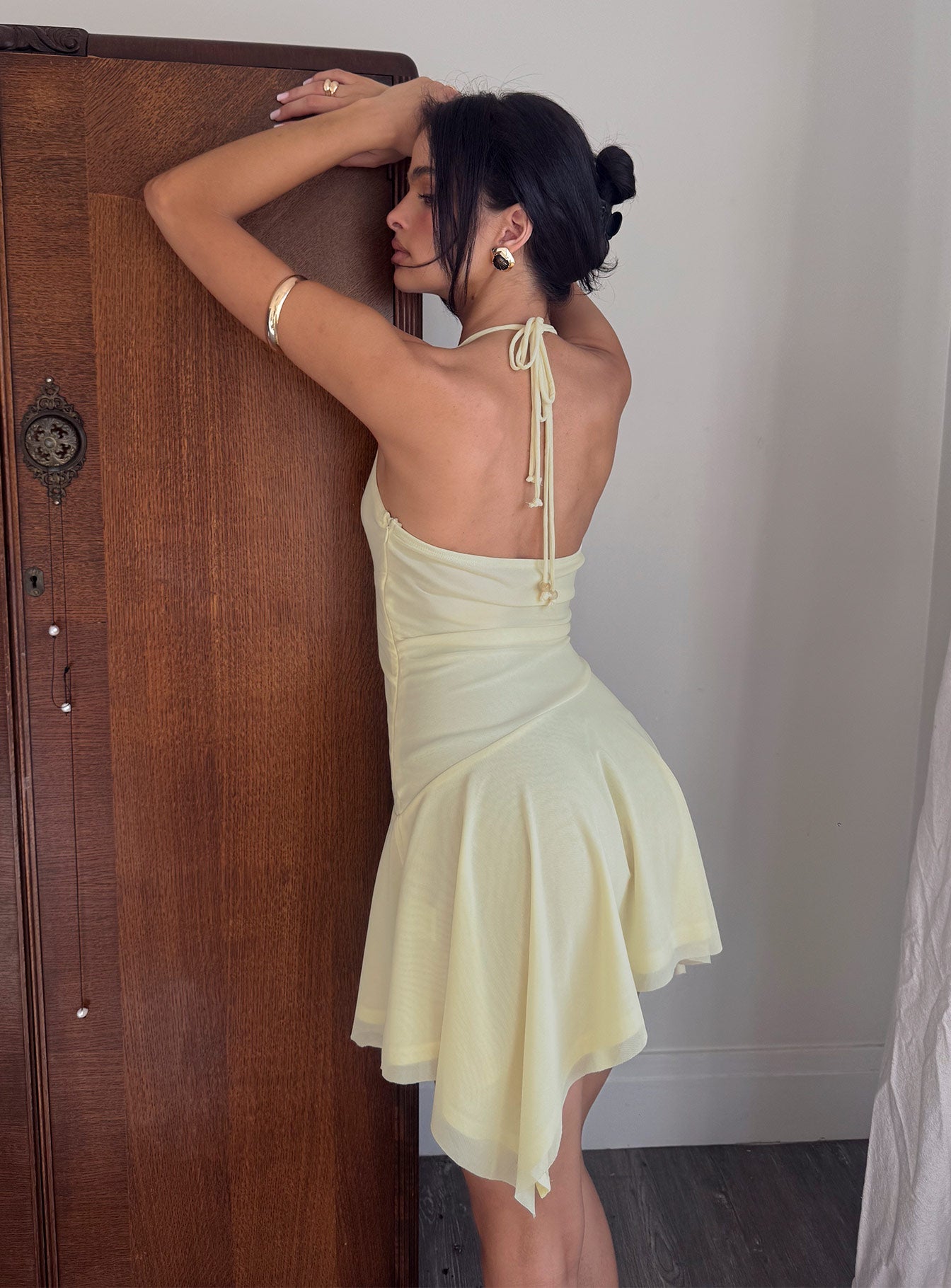 Yazlık Asimetrik Halter Mini Elbise - Sarı Aksesuarlarla