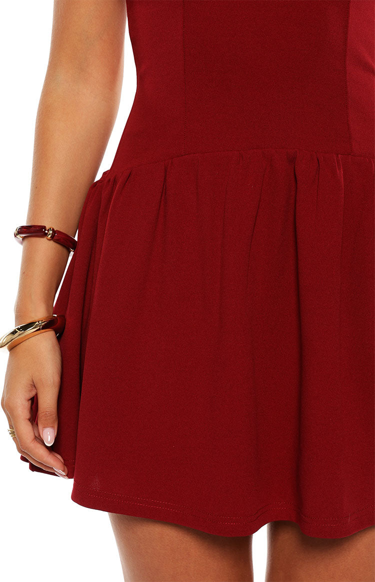 Bordo Halter Yaka Mini Elbise - Şık ve Zarif Tasarım