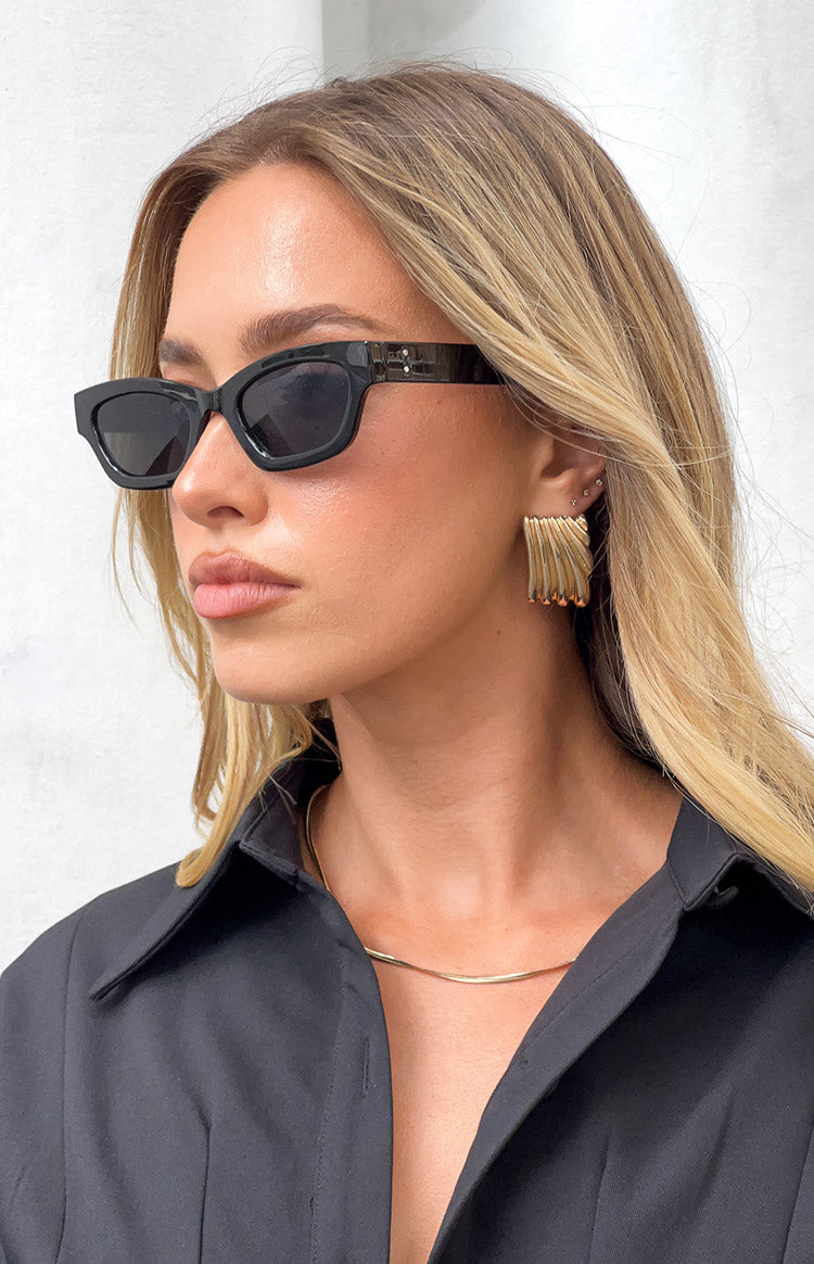 Şık Siyah İnce Çerçeveli Güneş Gözlüğü - Moda ve Koruma
