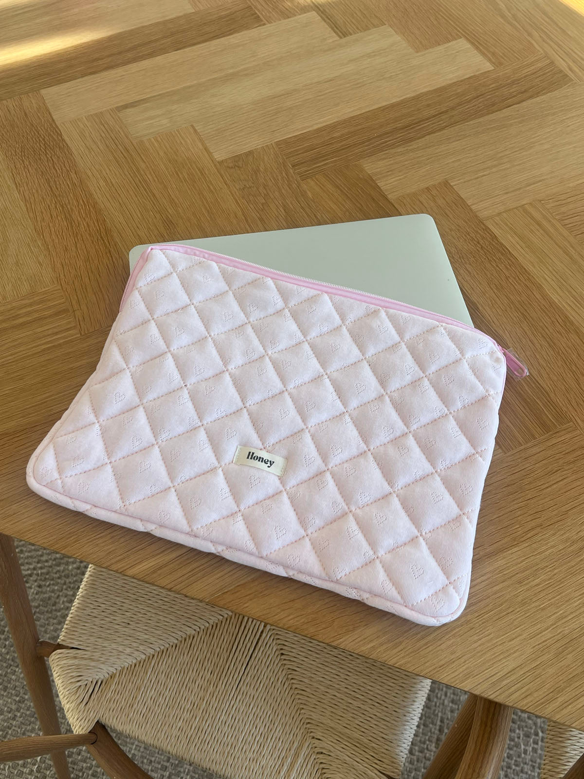 Kalp Nakışlı Pembe Bal Bilgisayar Kılıfı - Şık ve Koruyucu