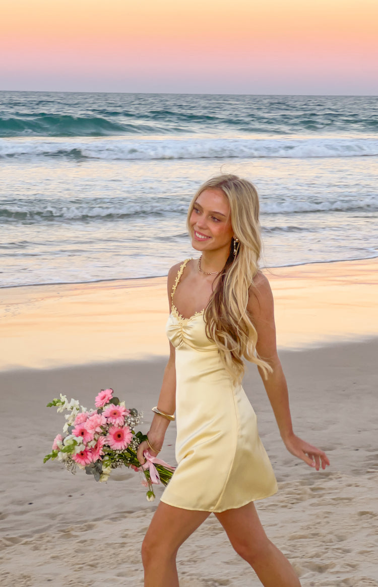 Connie Sarı Çiçekli Saten Mini Elbise - Şık Parti Kıyafeti
