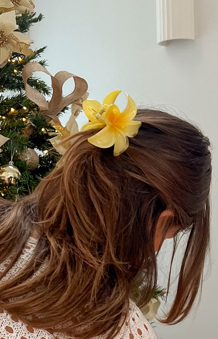 Premium Sarı Frangipani Çiçek Klipsi - Şıklığınızı Tamamlayın