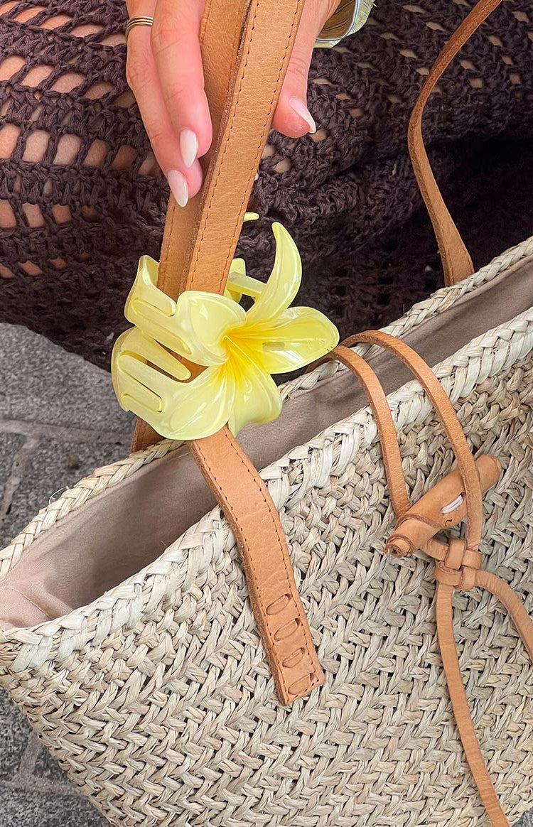 Premium Sarı Frangipani Çiçek Klipsi - Şıklığınızı Tamamlayın