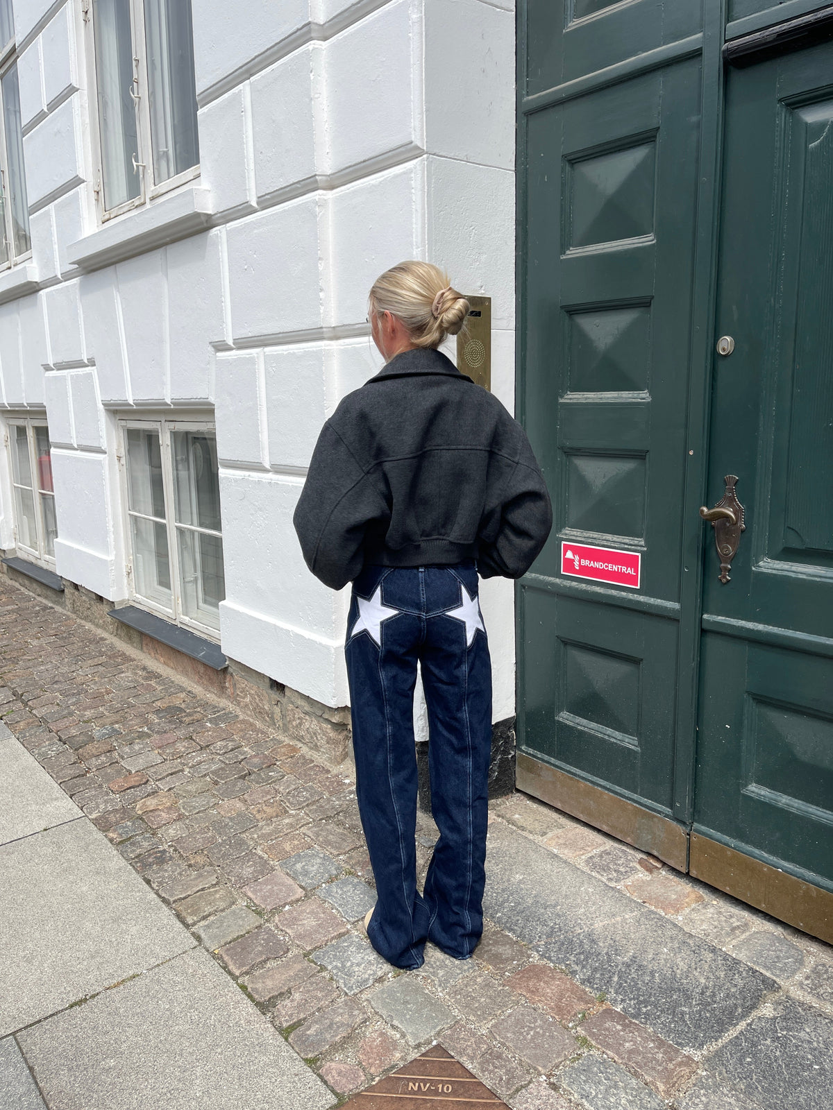 Koyu Denim Beyaz Yıldızlı Jean - Şık ve Rahat Tasarım