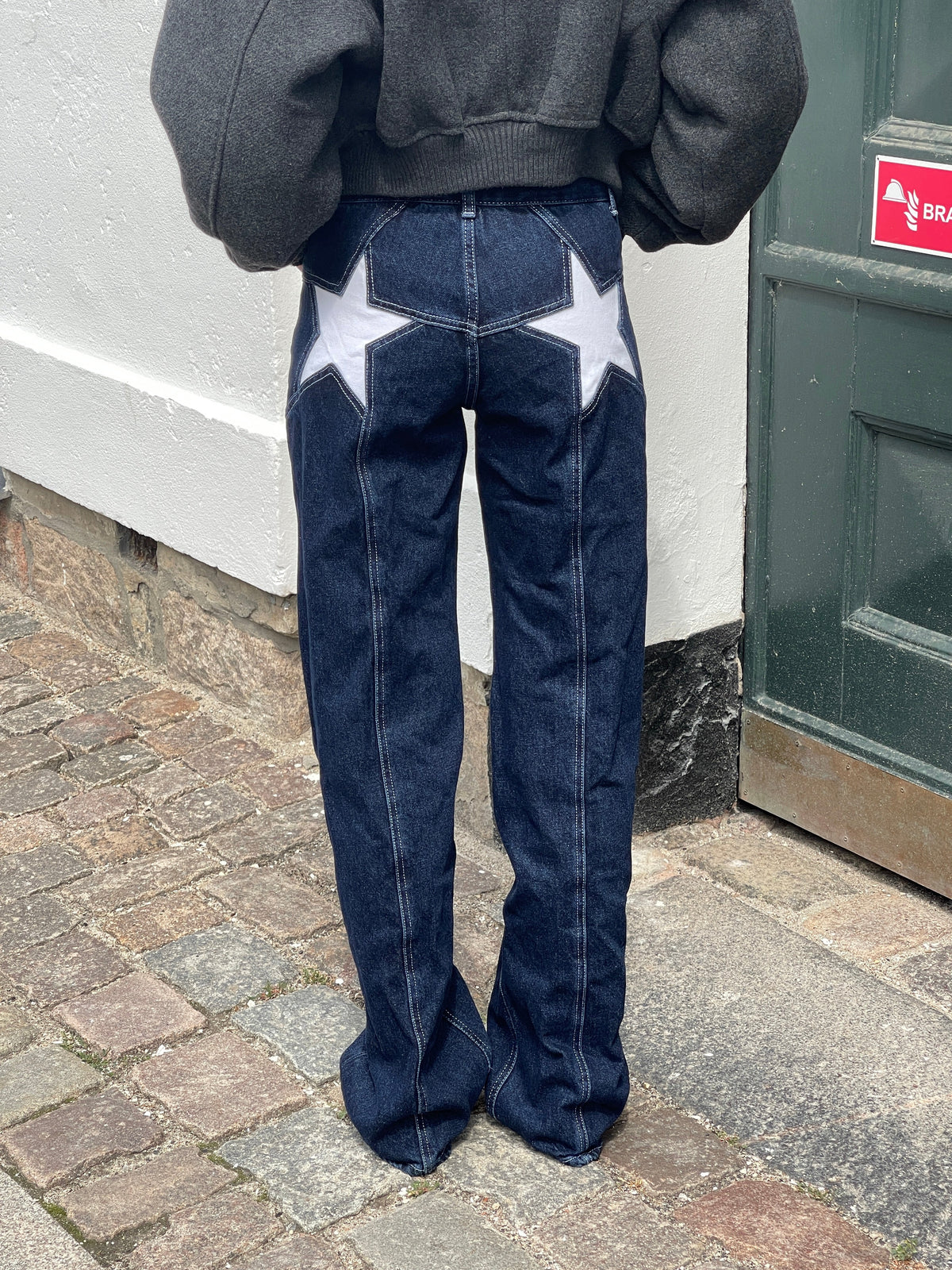 Koyu Denim Beyaz Yıldızlı Jean - Şık ve Rahat Tasarım