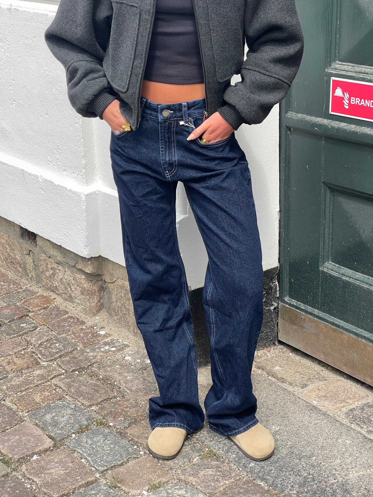 Koyu Denim Beyaz Yıldızlı Jean - Şık ve Rahat Tasarım