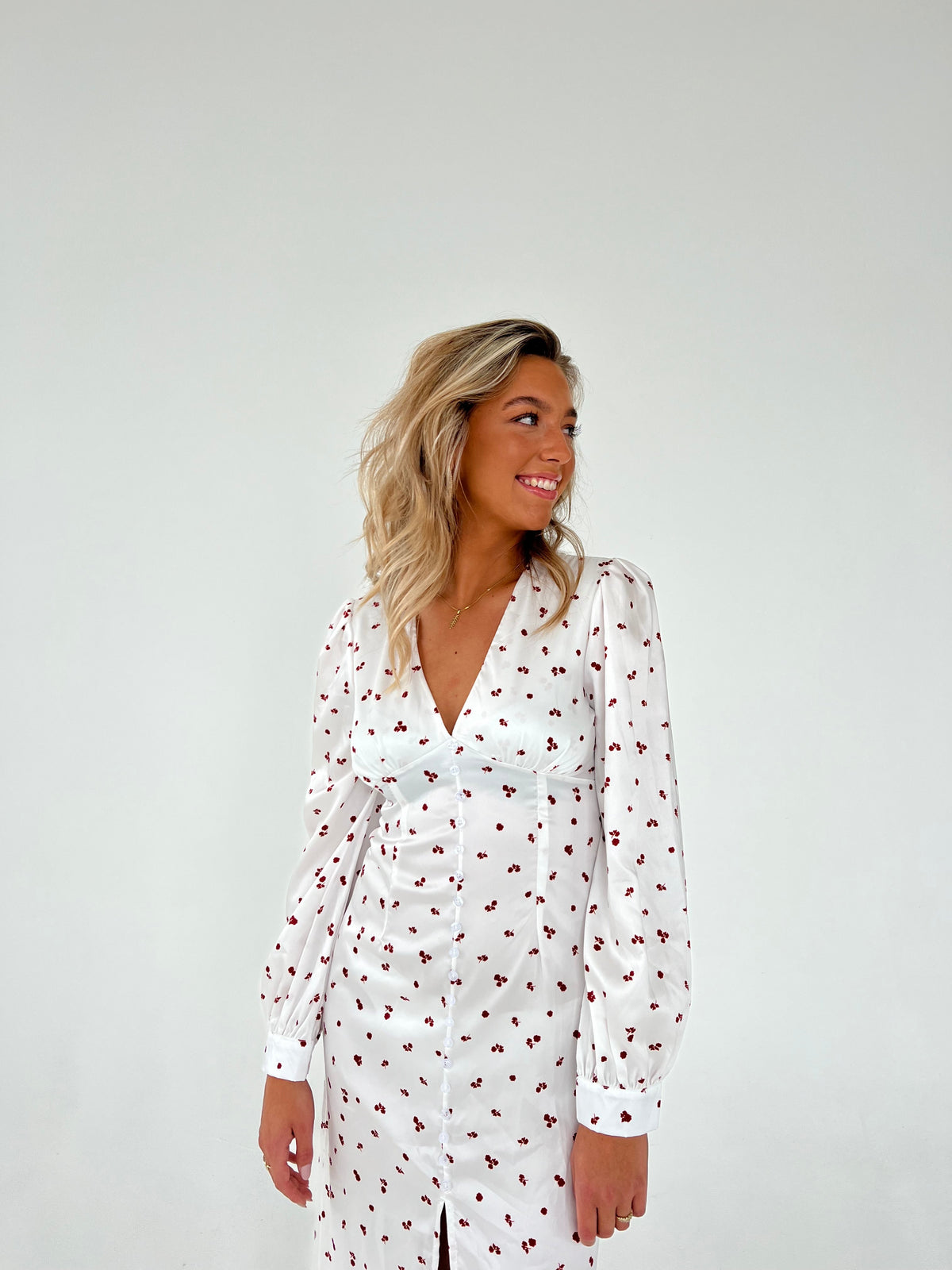Frederikke Kırmızı Çiçekli Beyaz Saten Elbise