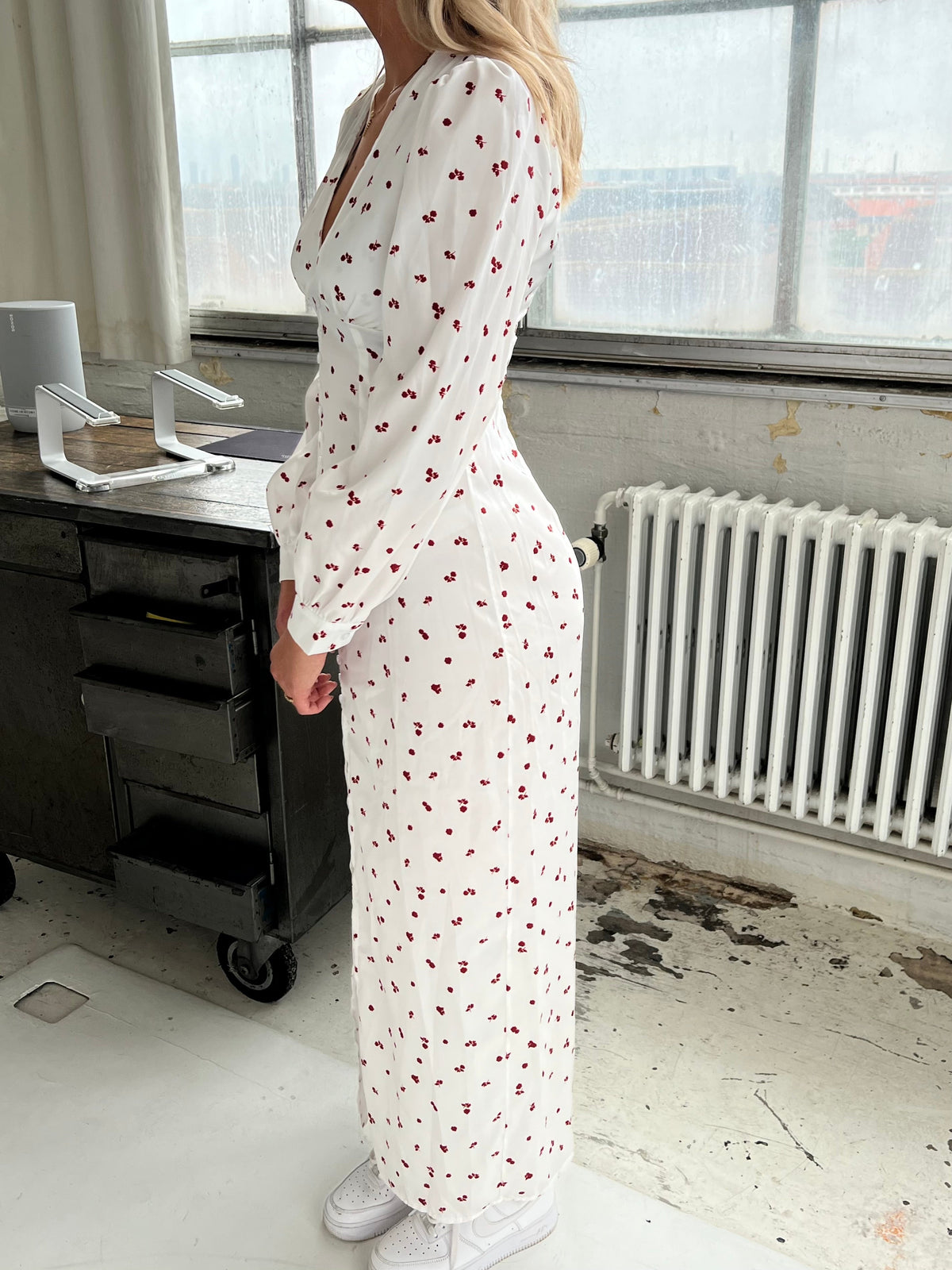 Frederikke Kırmızı Çiçekli Beyaz Saten Elbise