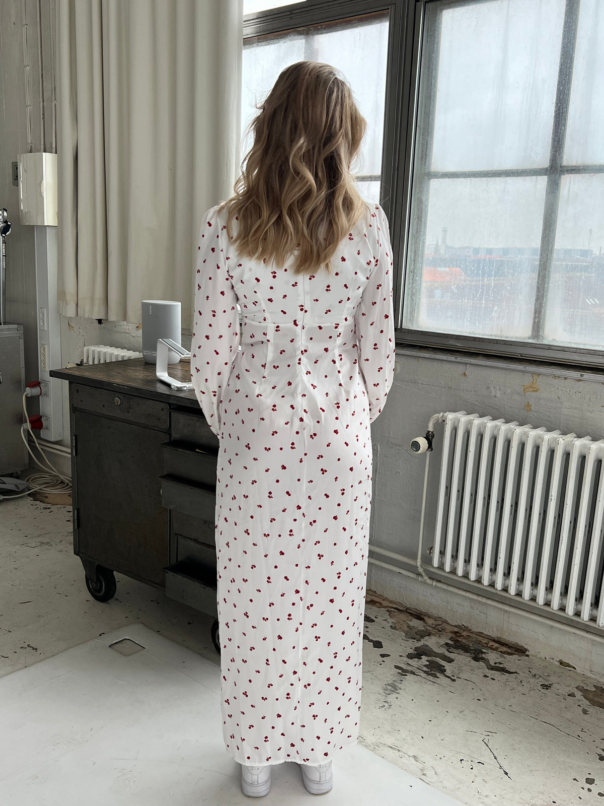 Frederikke Kırmızı Çiçekli Beyaz Saten Elbise