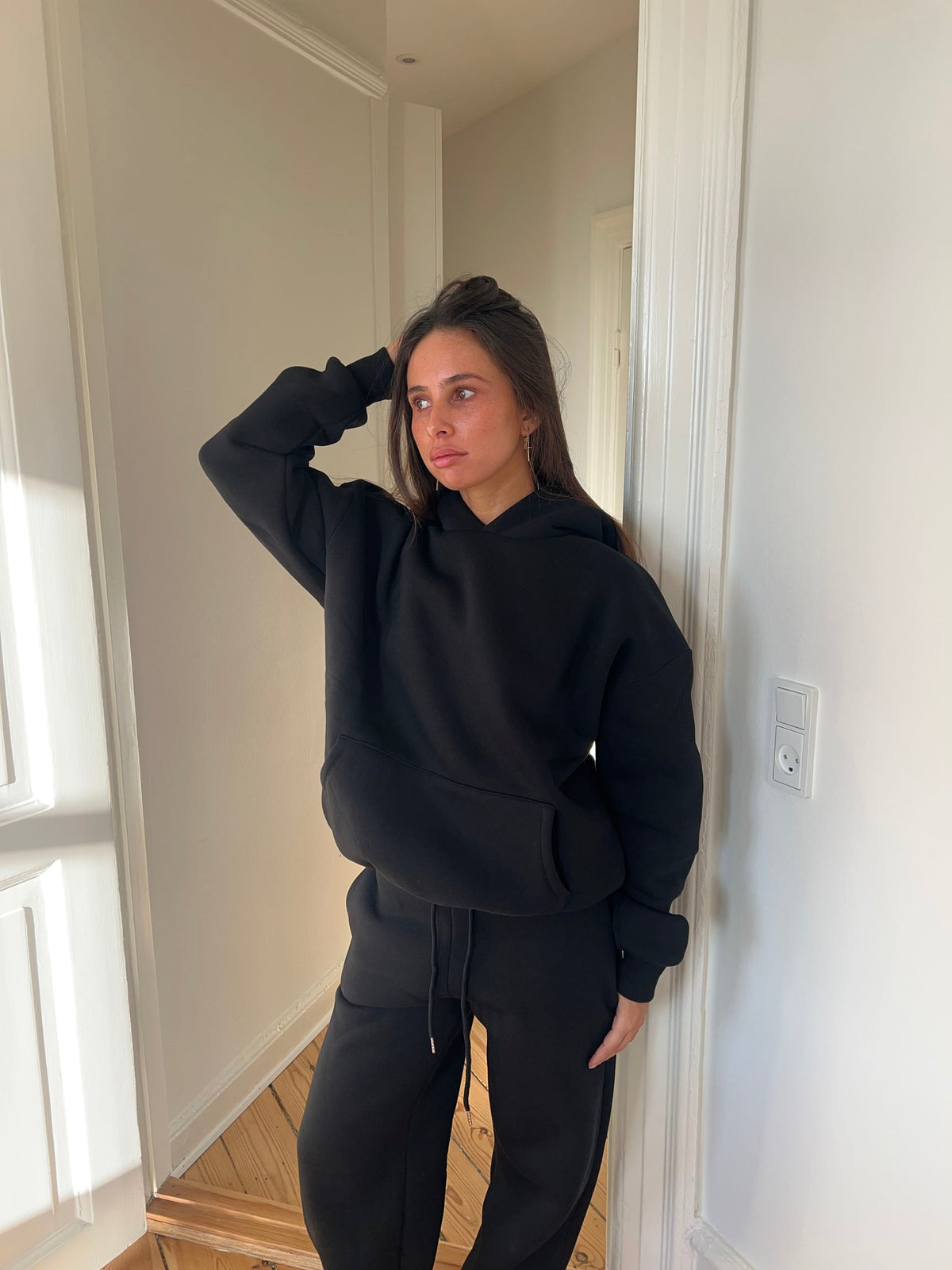 Anelise Siyah Kapüşonlu Sweatshirt - Rahat ve Şık Tasarım