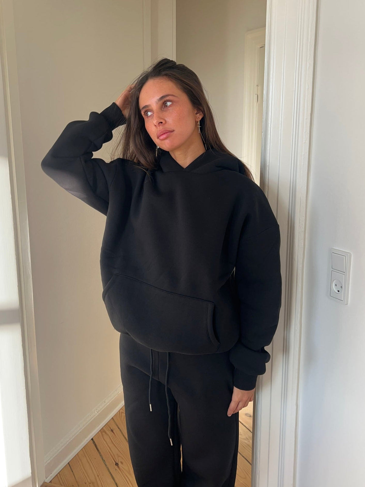 Anelise Siyah Kapüşonlu Sweatshirt - Rahat ve Şık Tasarım