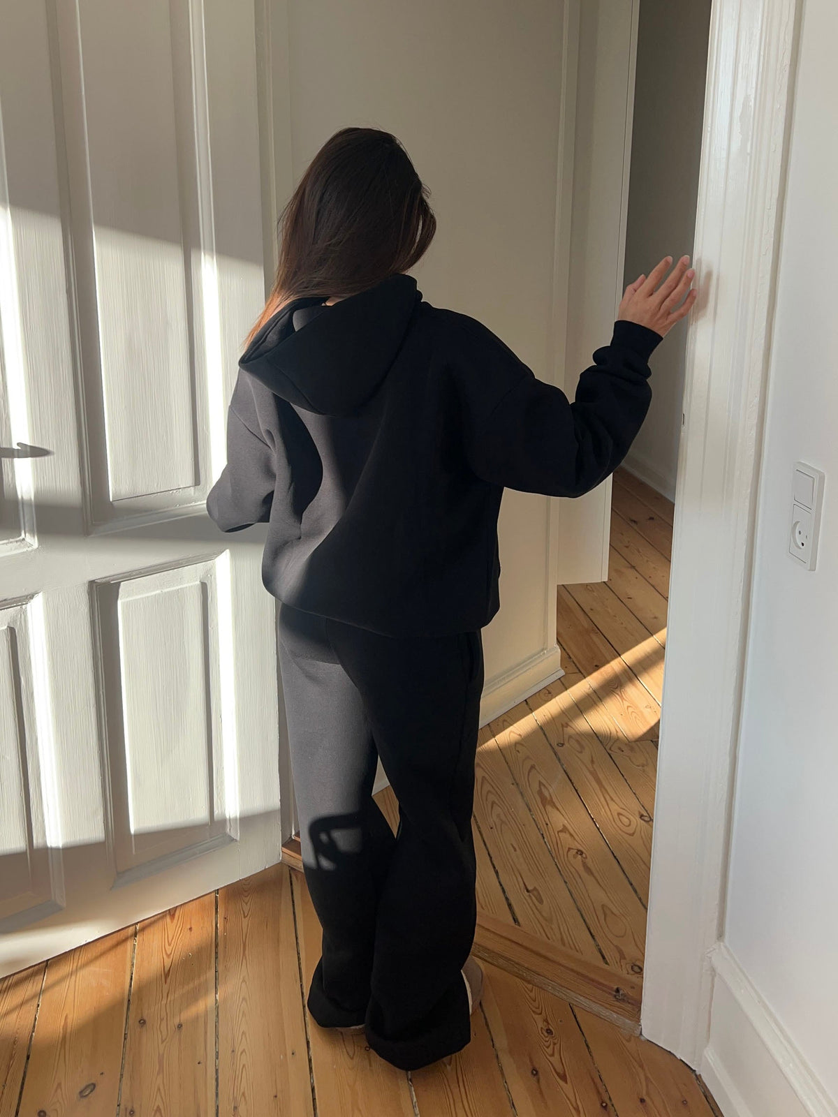 Anelise Siyah Kapüşonlu Sweatshirt - Rahat ve Şık Tasarım