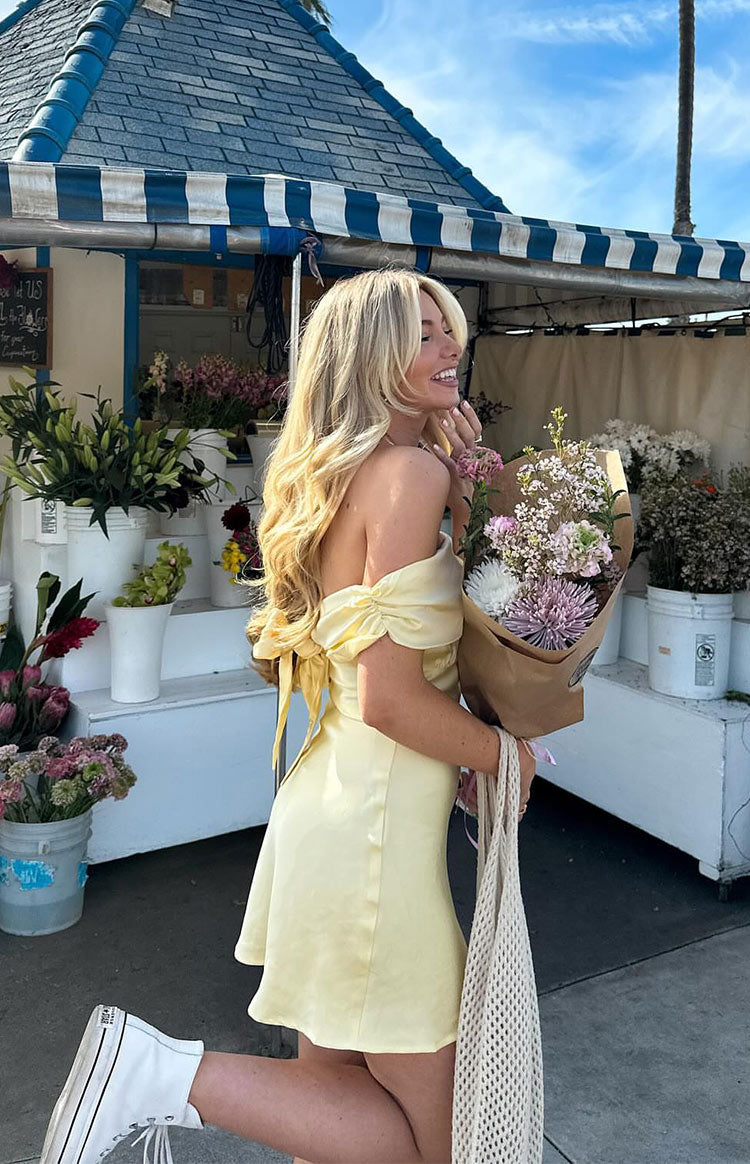 Primrose Sarı Saten Askısız Mini Elbise