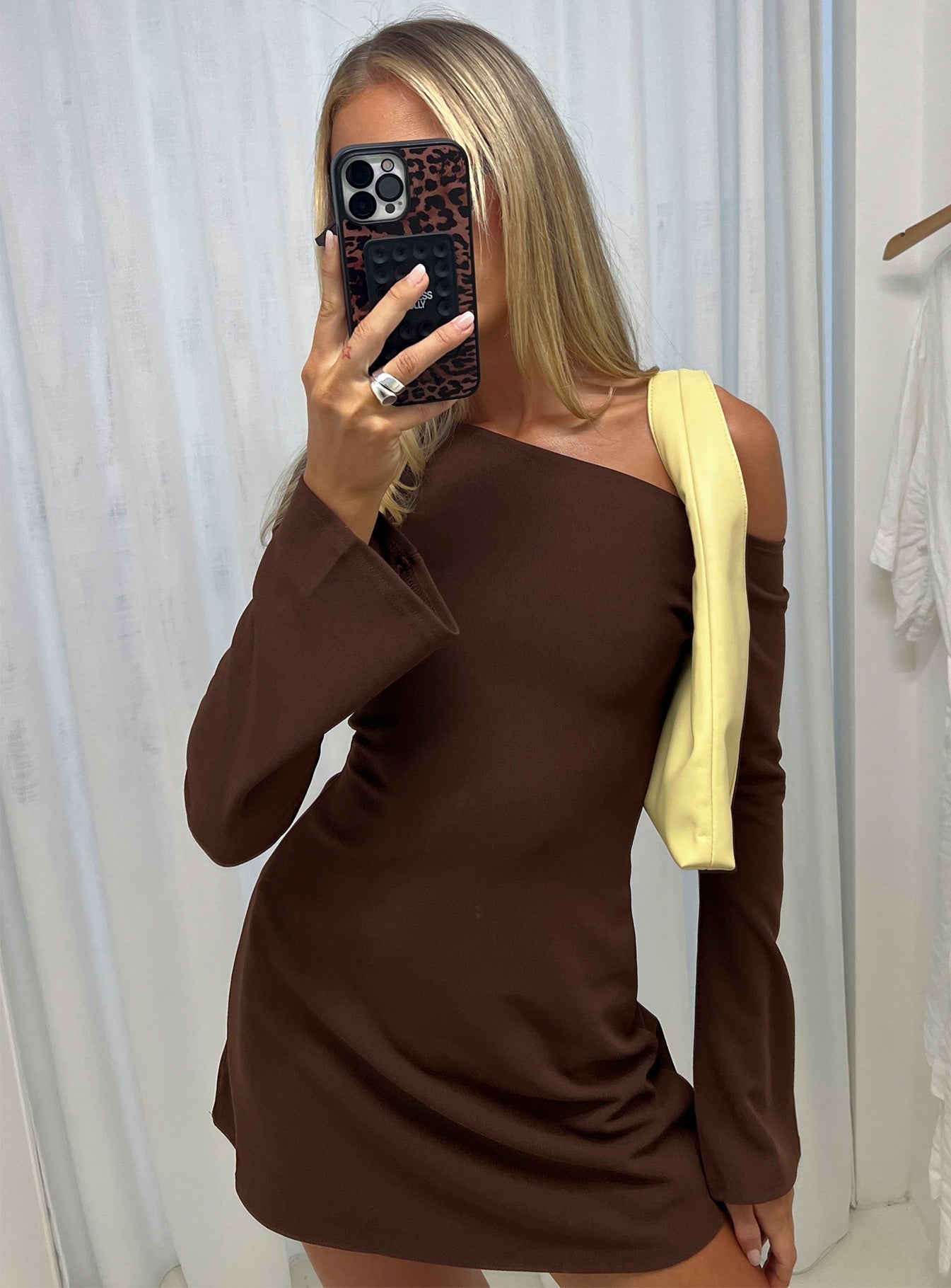 Adrietta Kahverengi Off-Shoulder Uzun Kollu Mini Elbise