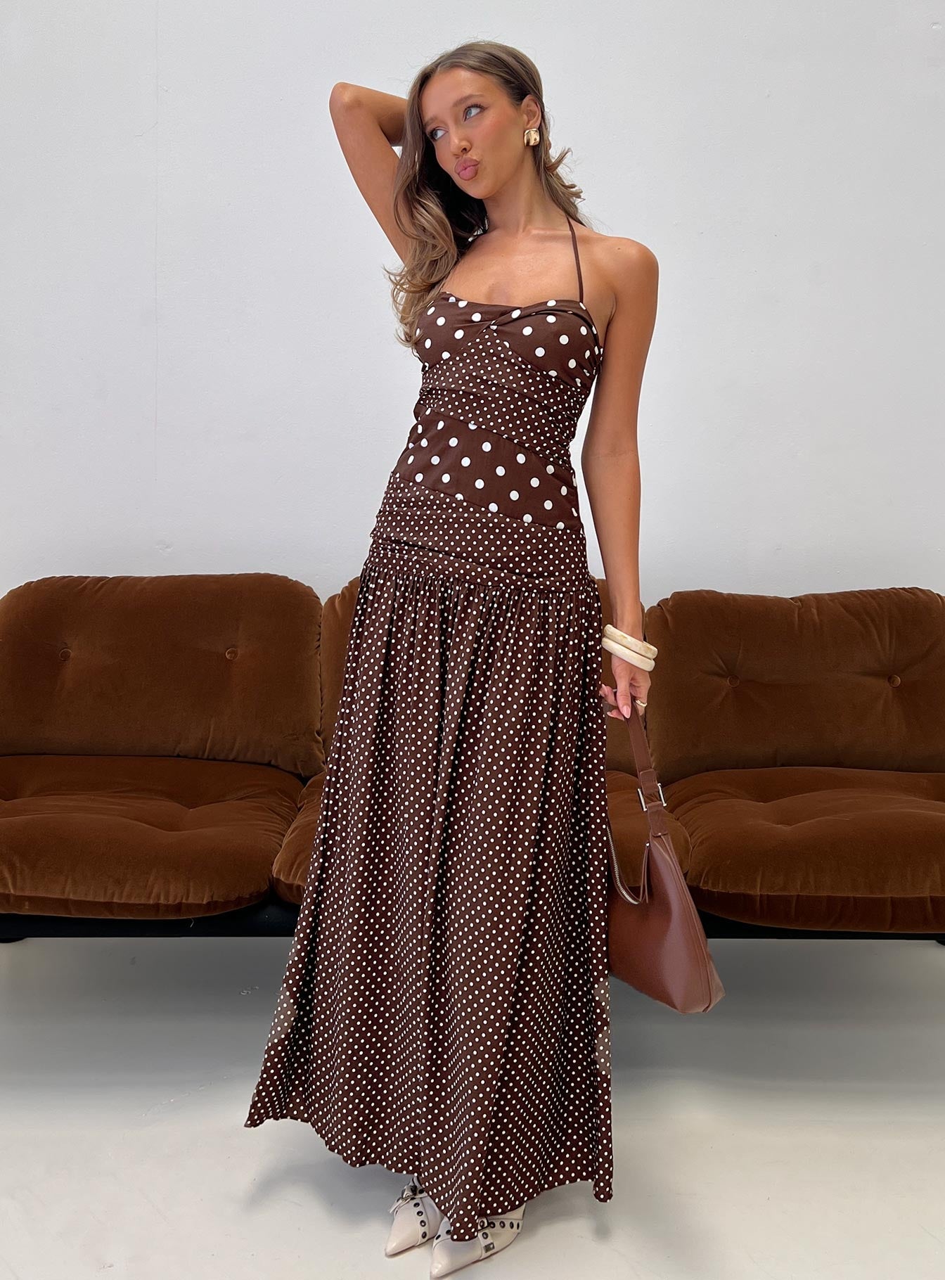 Puantiye Desenli Kahverengi Halter Maxi Elbise