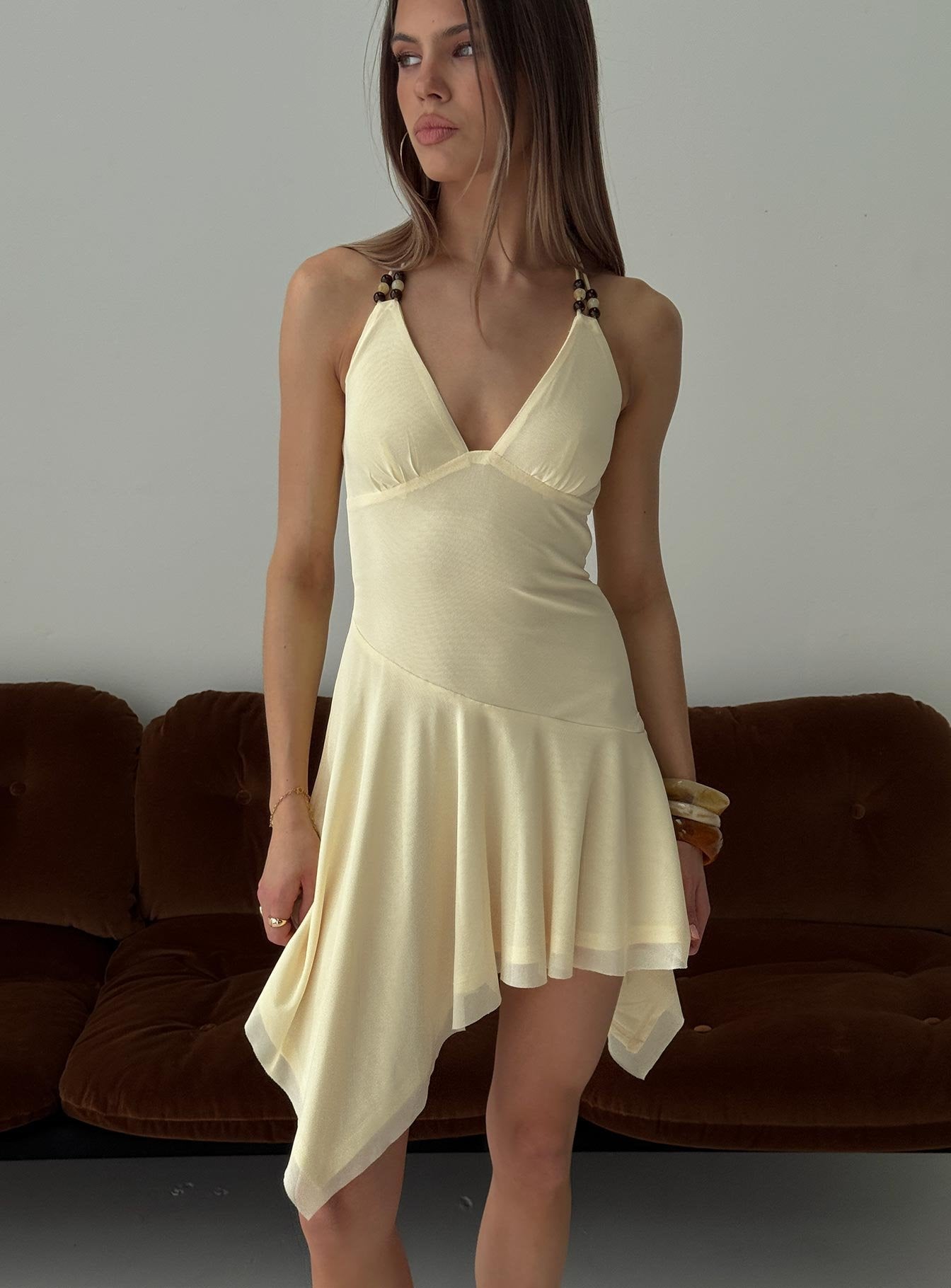 Yazlık Asimetrik Halter Mini Elbise - Sarı Aksesuarlarla