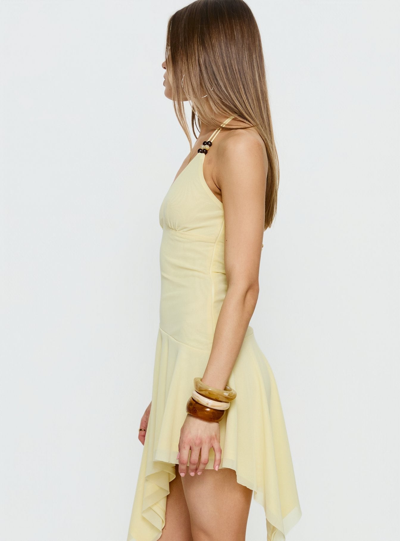 Yazlık Asimetrik Halter Mini Elbise - Sarı Aksesuarlarla
