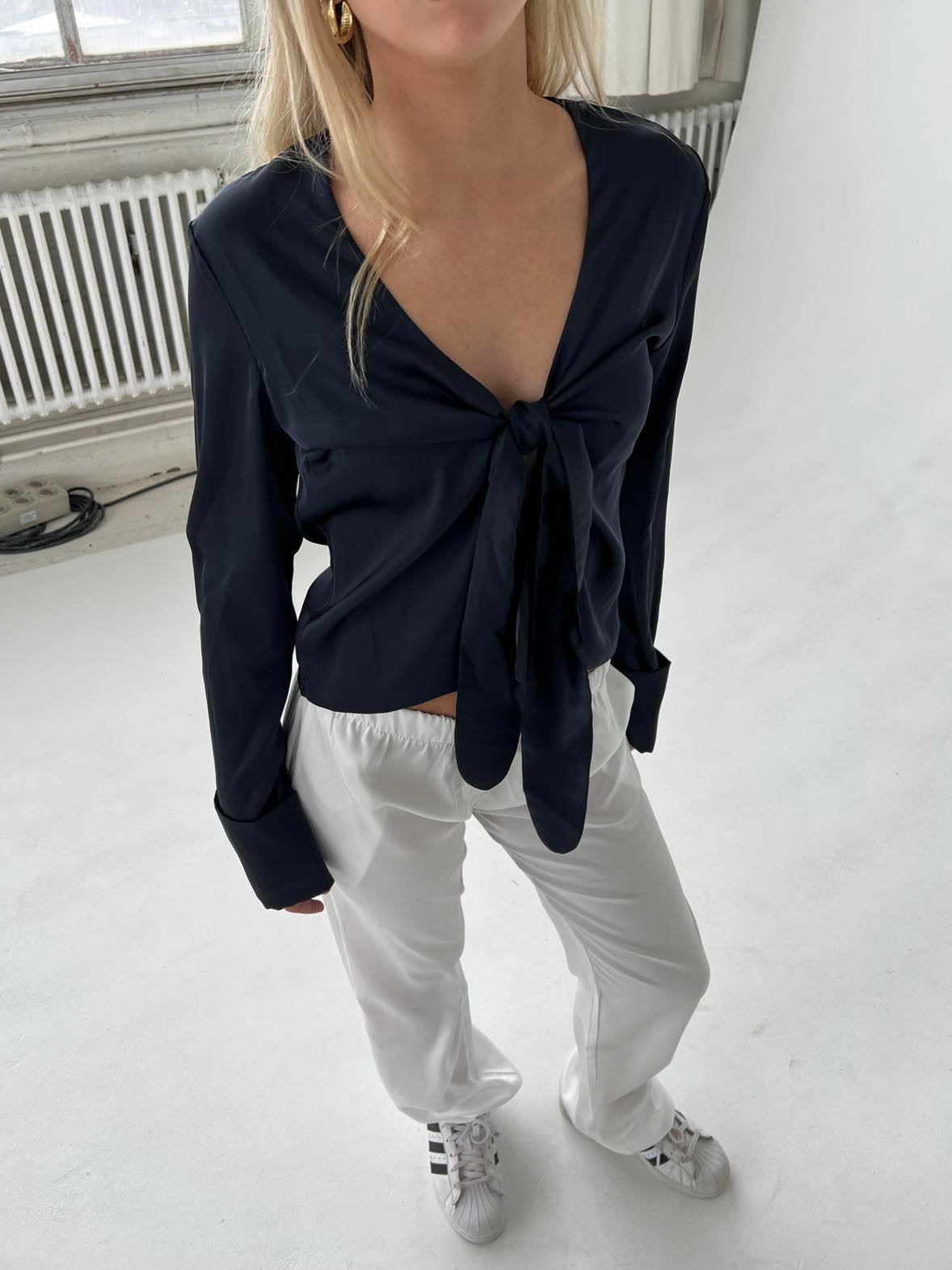 Freja Lacivert Saten Bluz