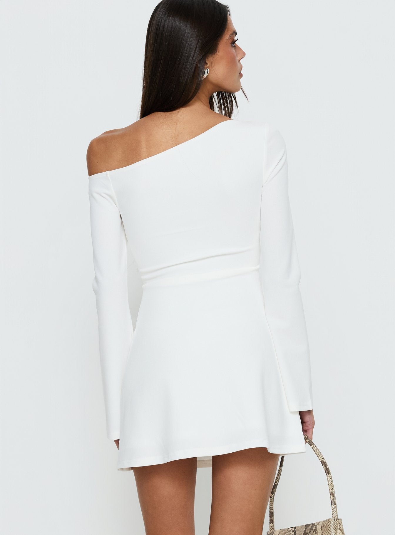 Adrietta Beyaz Uzun Kollu Off Shoulder Mini Elbise