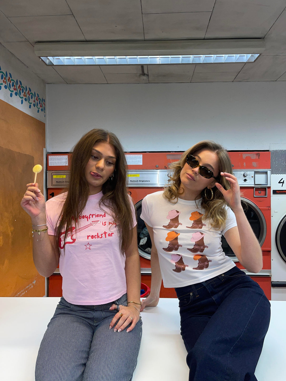 Beyaz Kovboy Botu Baskılı Kısa Kesim Tişört