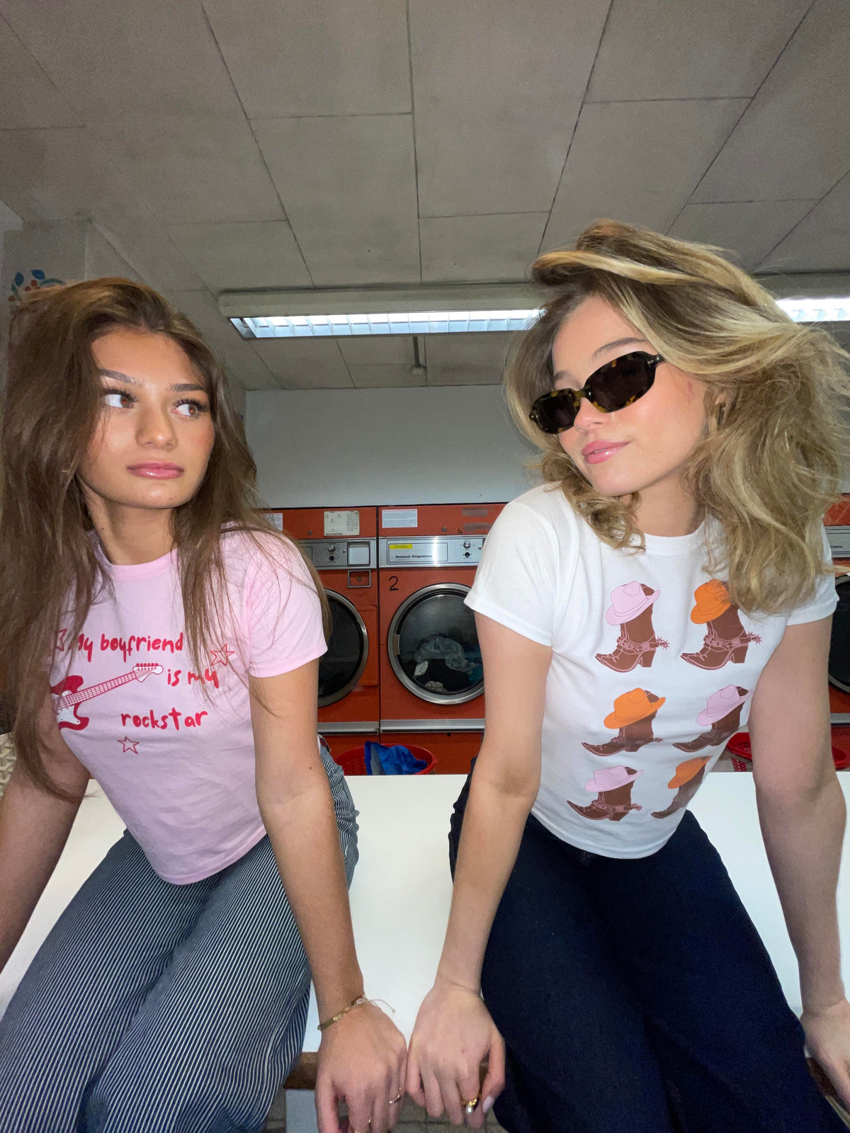 Beyaz Kovboy Botu Baskılı Kısa Kesim Tişört