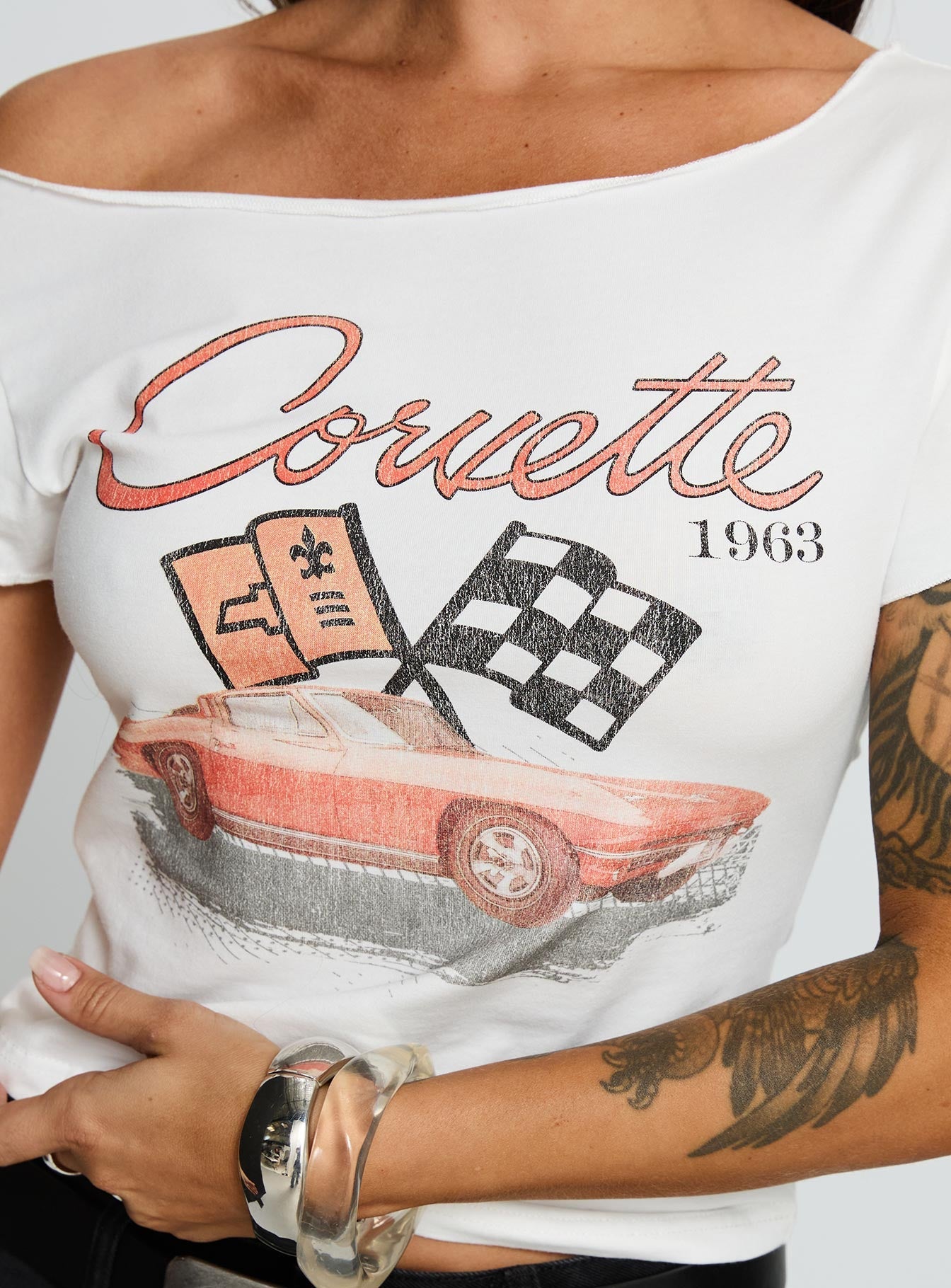 1963 Corvette Off Shoulder Grafik Tişört - Beyaz