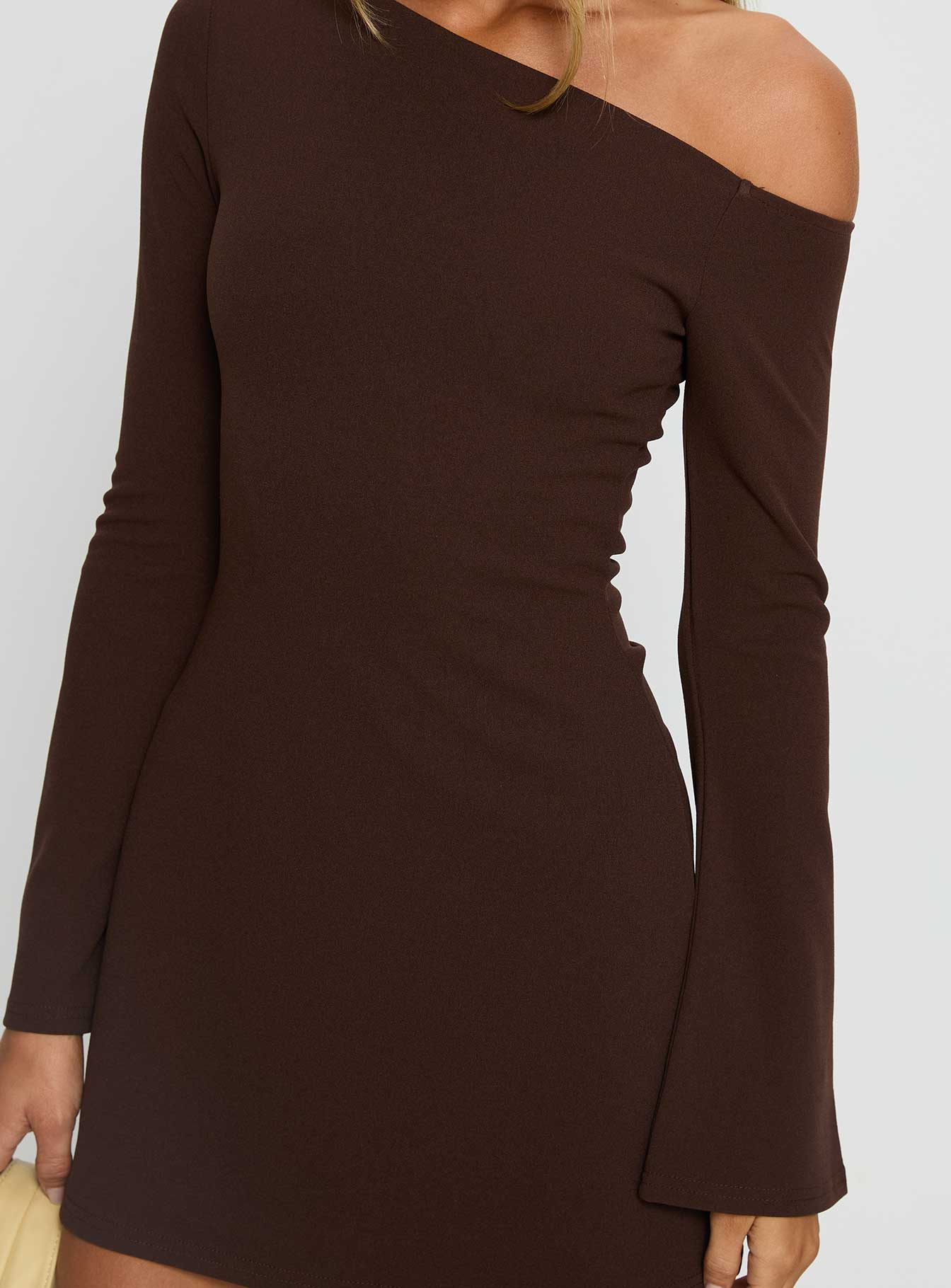 Adrietta Kahverengi Off-Shoulder Uzun Kollu Mini Elbise