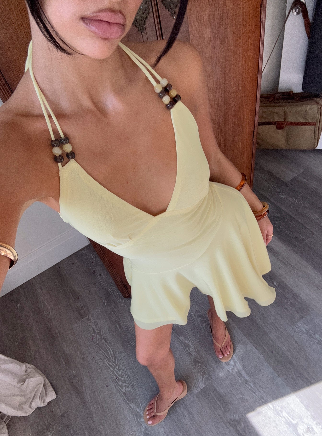 Yazlık Asimetrik Halter Mini Elbise - Sarı Aksesuarlarla