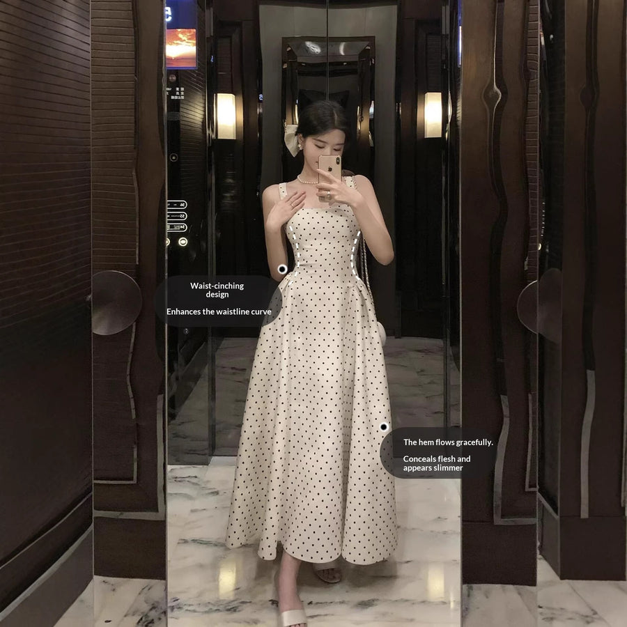 Langes Trägerkleid mit Punkten im französischen Stil