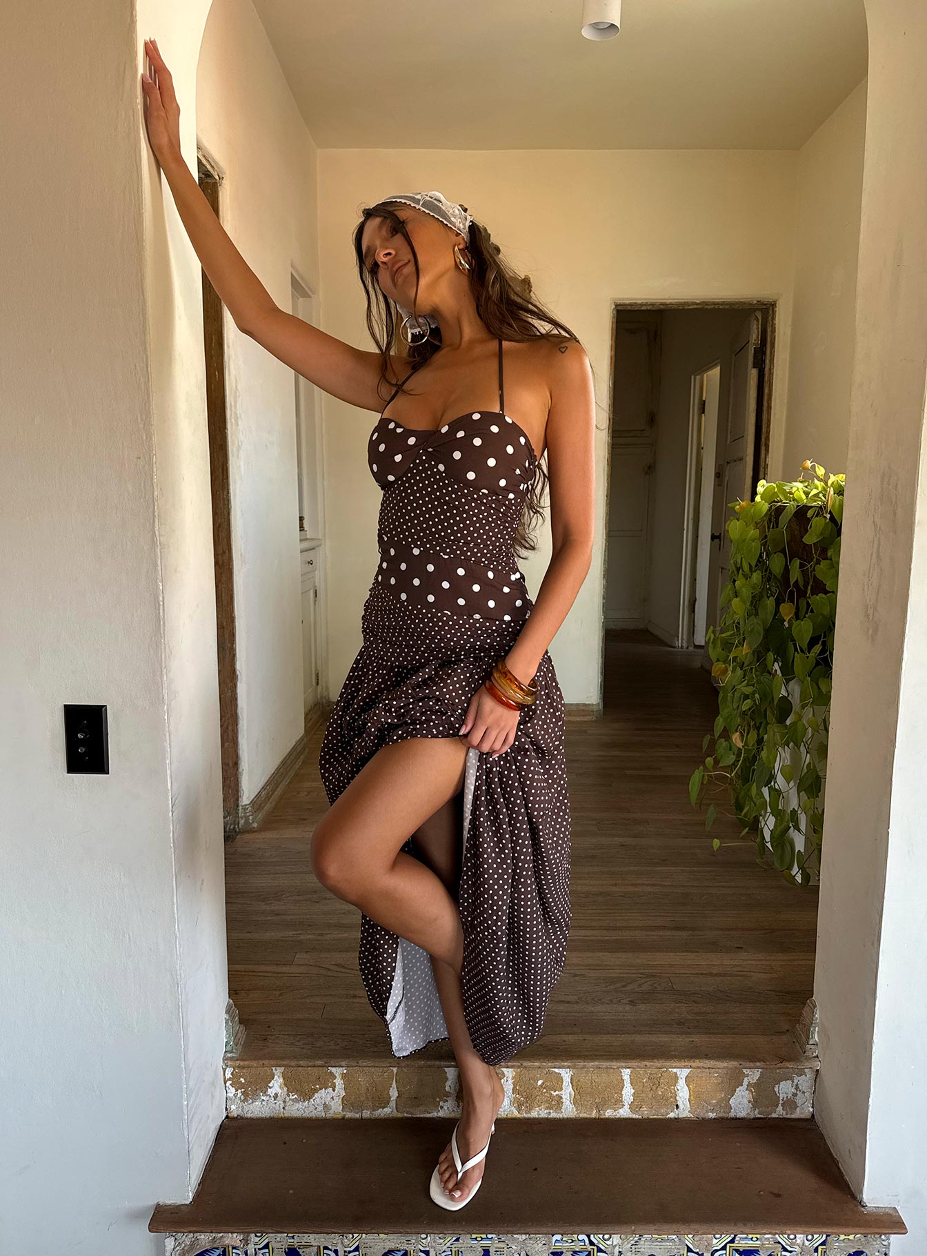 Puantiye Desenli Kahverengi Halter Maxi Elbise