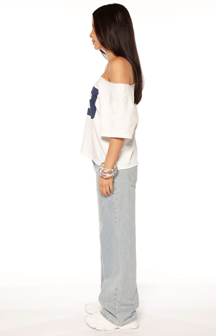 Amelie Beyaz Oversize Off-Shoulder Tişört - Şık ve Rahat