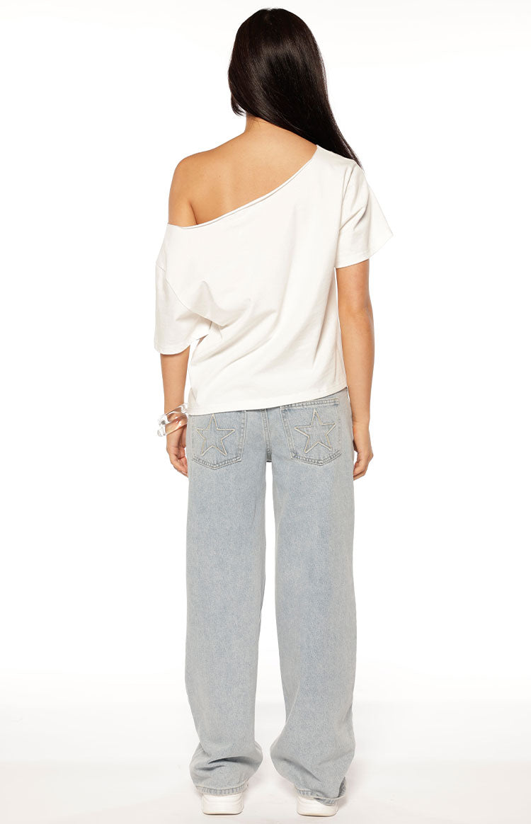 Amelie Beyaz Oversize Off-Shoulder Tişört - Şık ve Rahat
