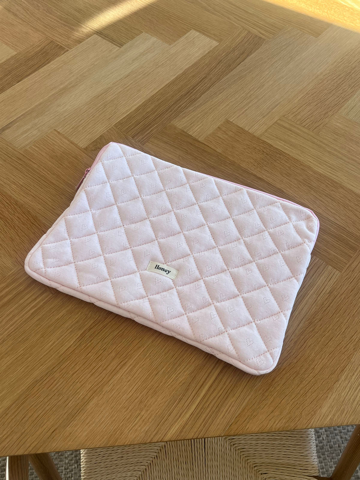 Kalp Nakışlı Pembe Bal Bilgisayar Kılıfı - Şık ve Koruyucu
