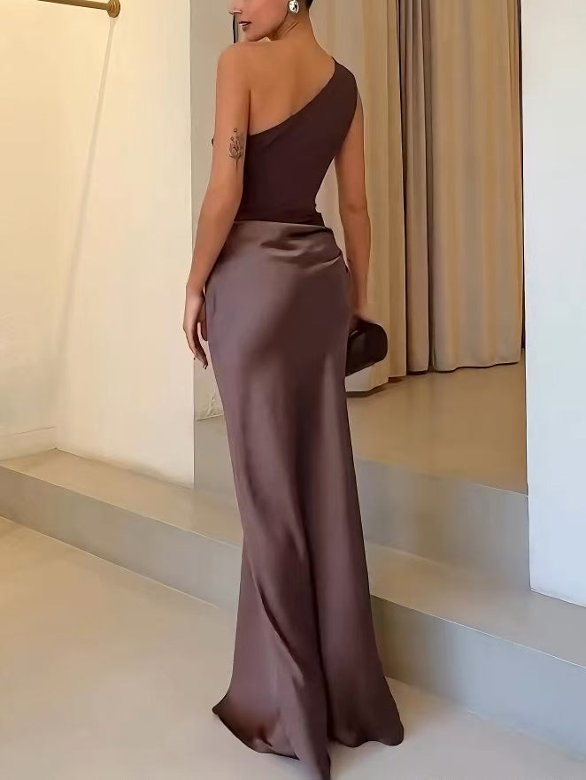 Tek Omuz Detaylı Şık Pileli Maxi Elbise