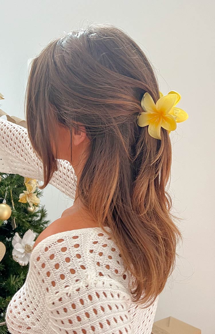 Premium Sarı Frangipani Çiçek Klipsi - Şıklığınızı Tamamlayın
