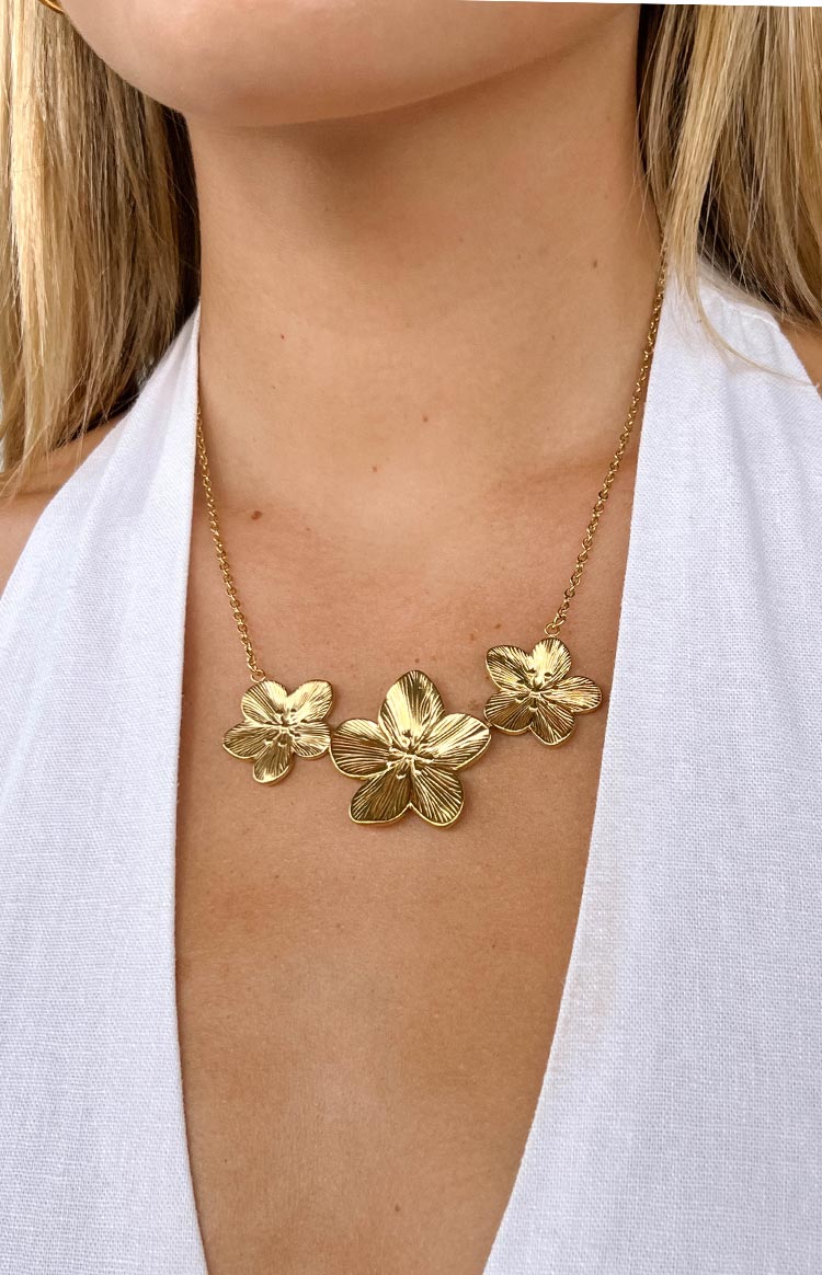 Üçlü Halo Altın Frangipani Kolye