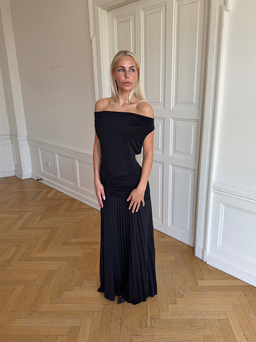 Siyah Sofia Omuz Askılı Elbise