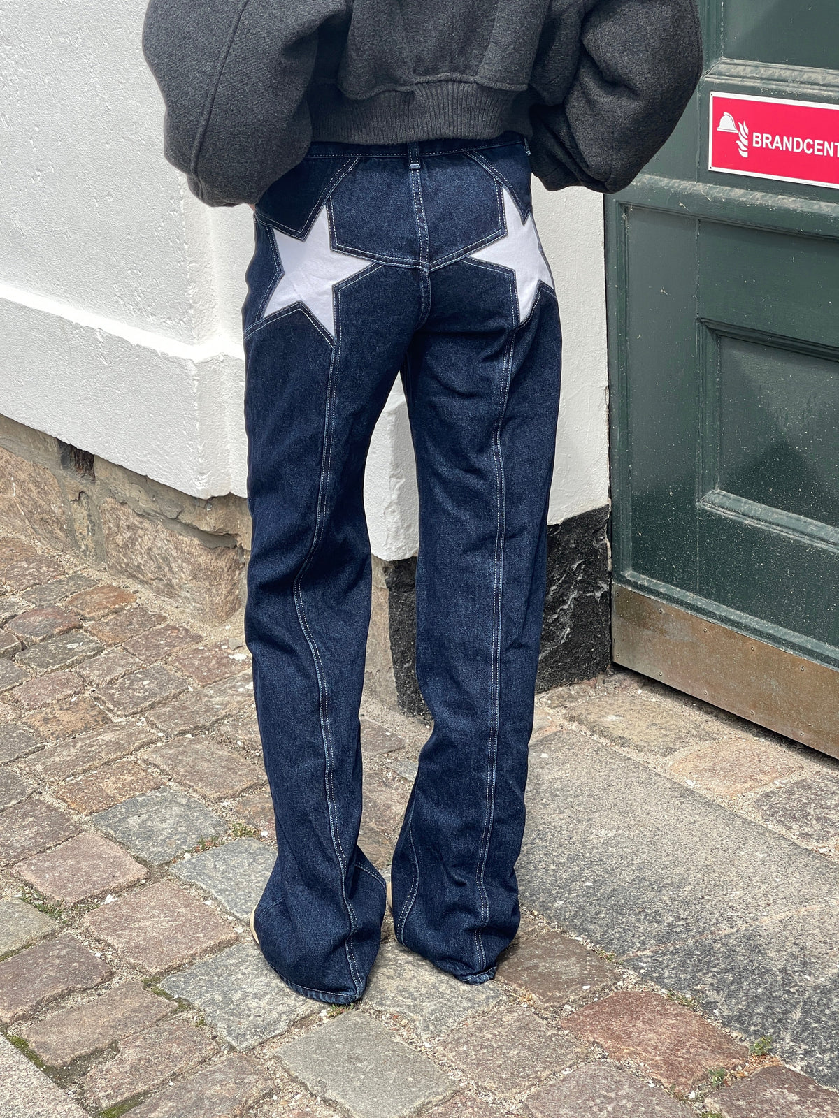Koyu Denim Beyaz Yıldızlı Jean - Şık ve Rahat Tasarım
