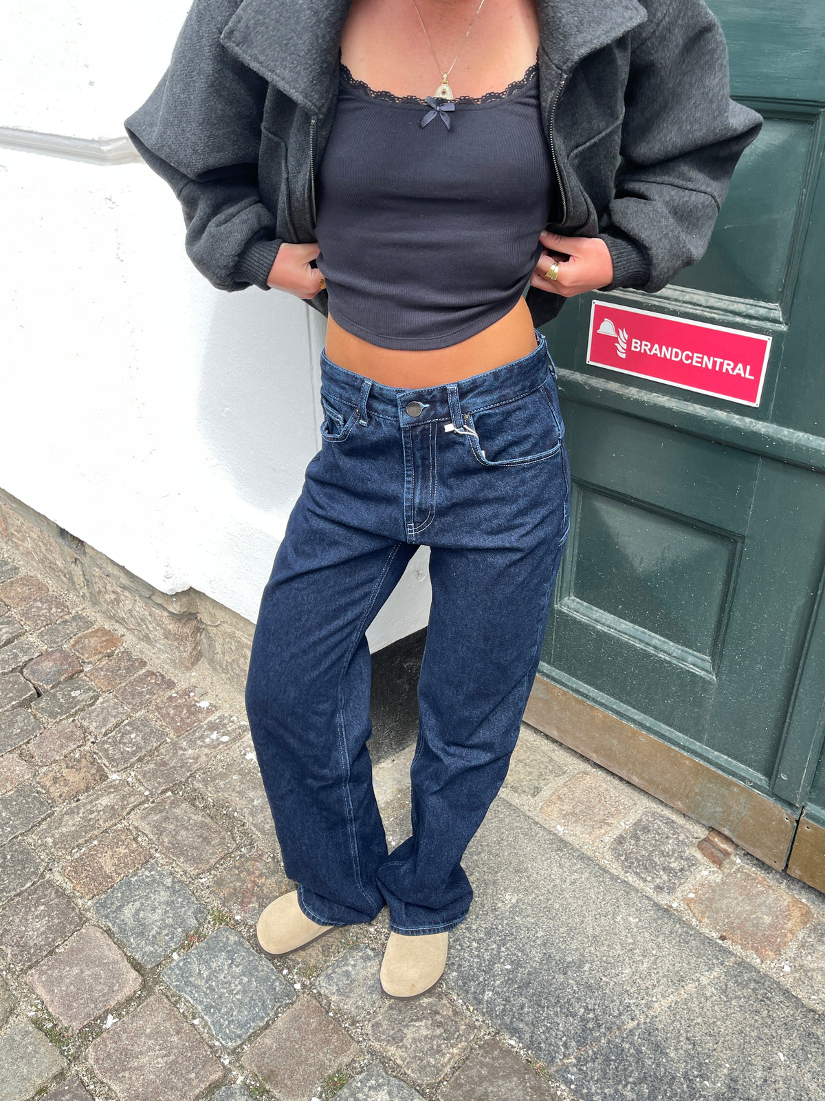 Koyu Denim Beyaz Yıldızlı Jean - Şık ve Rahat Tasarım