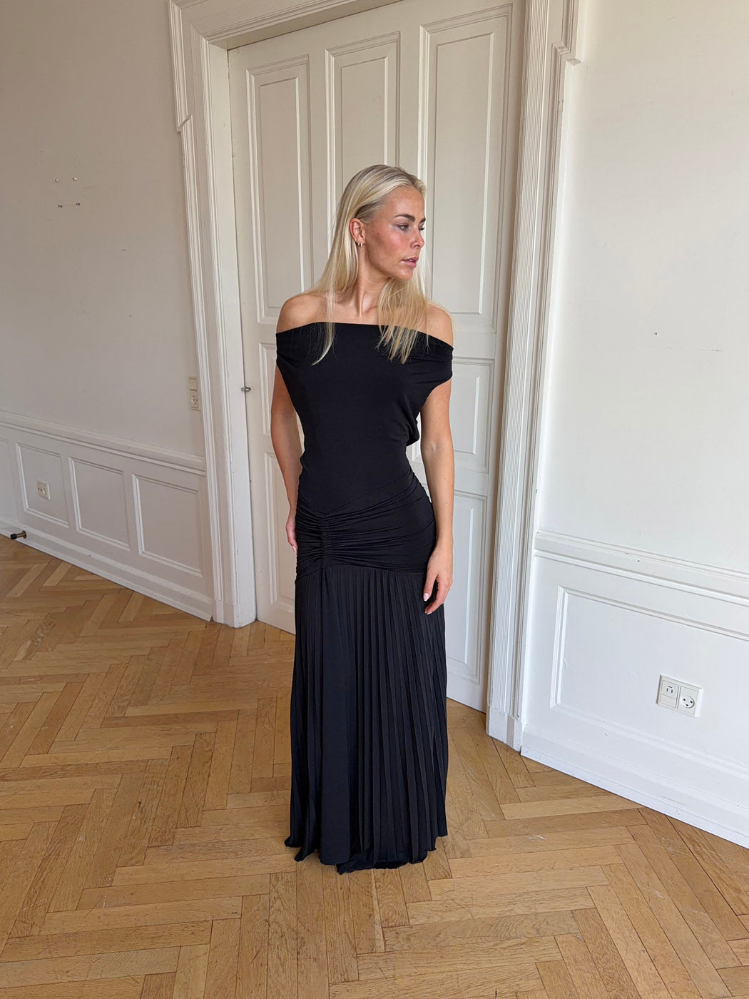 Siyah Sofia Omuz Askılı Elbise