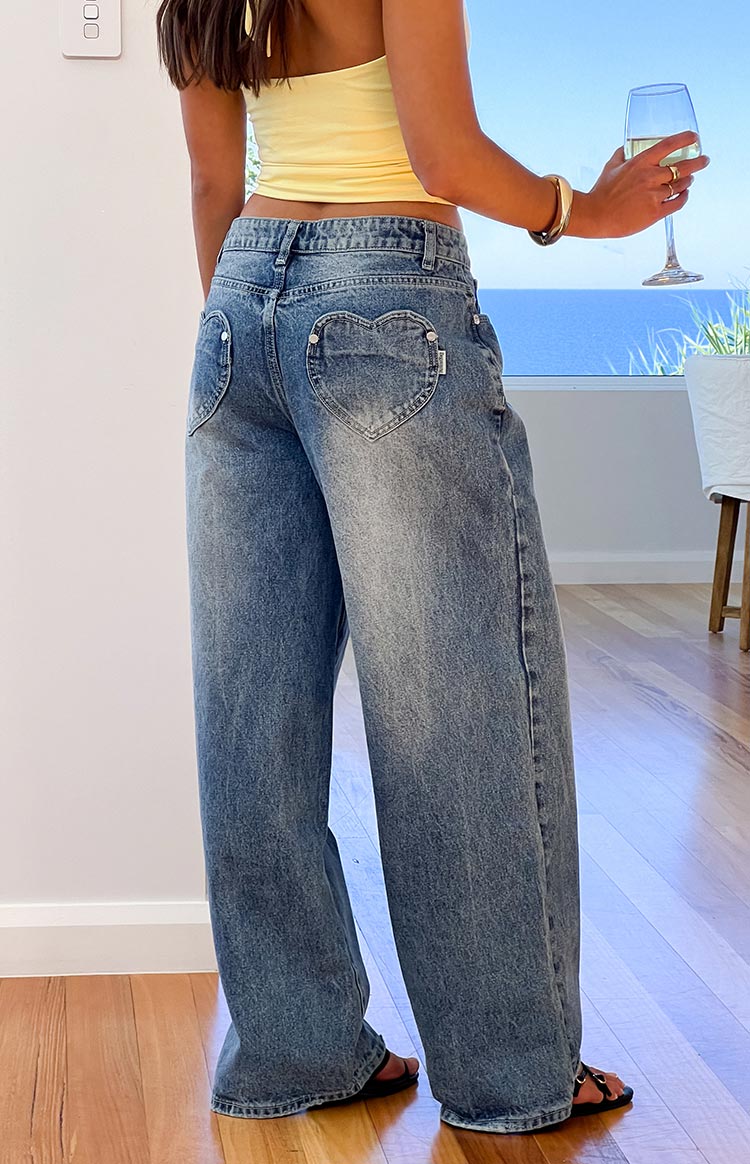 Aşıklar Yolu Orta Yıkama Denim Kalp Cep Salaş Jean