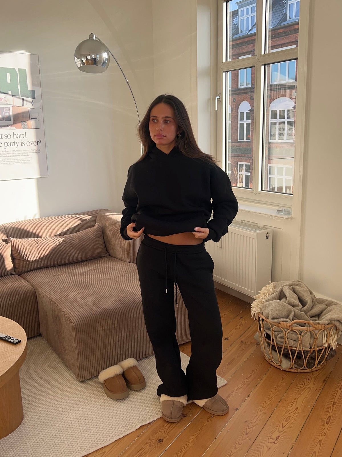 Anelise Siyah Kapüşonlu Sweatshirt - Rahat ve Şık Tasarım