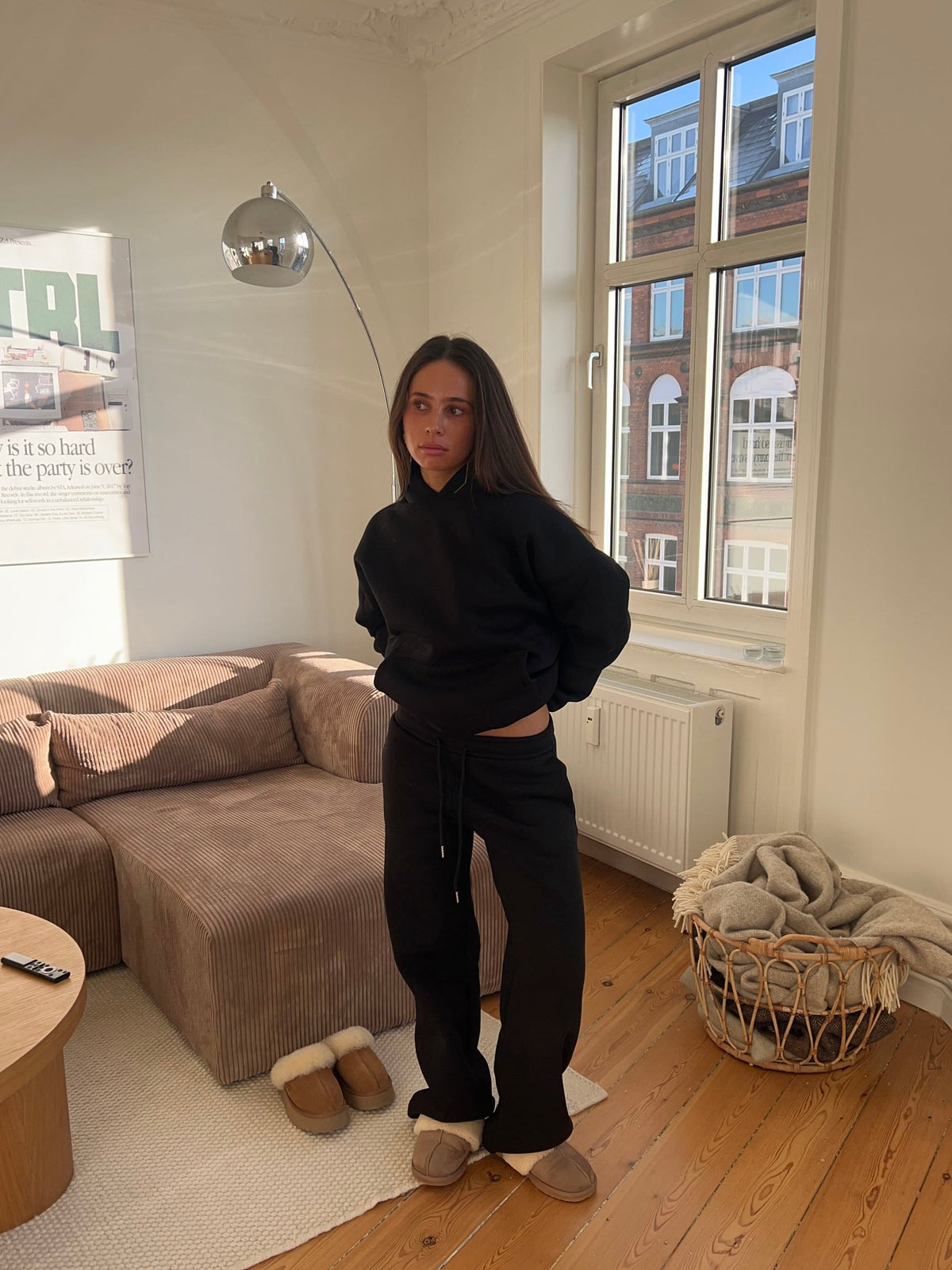 Anelise Siyah Kapüşonlu Sweatshirt - Rahat ve Şık Tasarım
